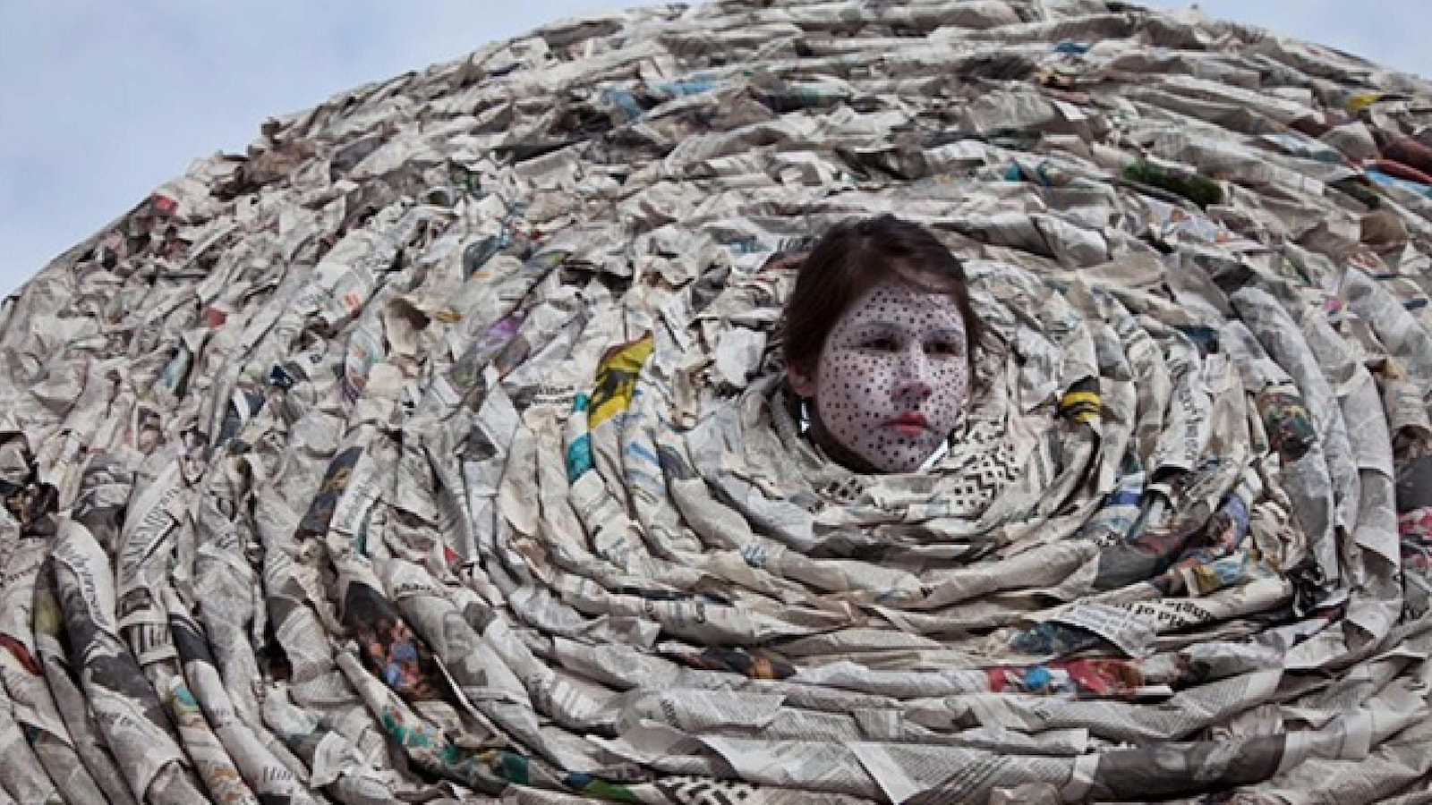 Meryl McMaster, Aphoristic Currents de la série « In-Between Worlds », 2013, épreuve à développement chromogène. Meryl McMaster, Aphoristic Currents de la série « In-Between Worlds », 2013, épreuve à développement chromogène.