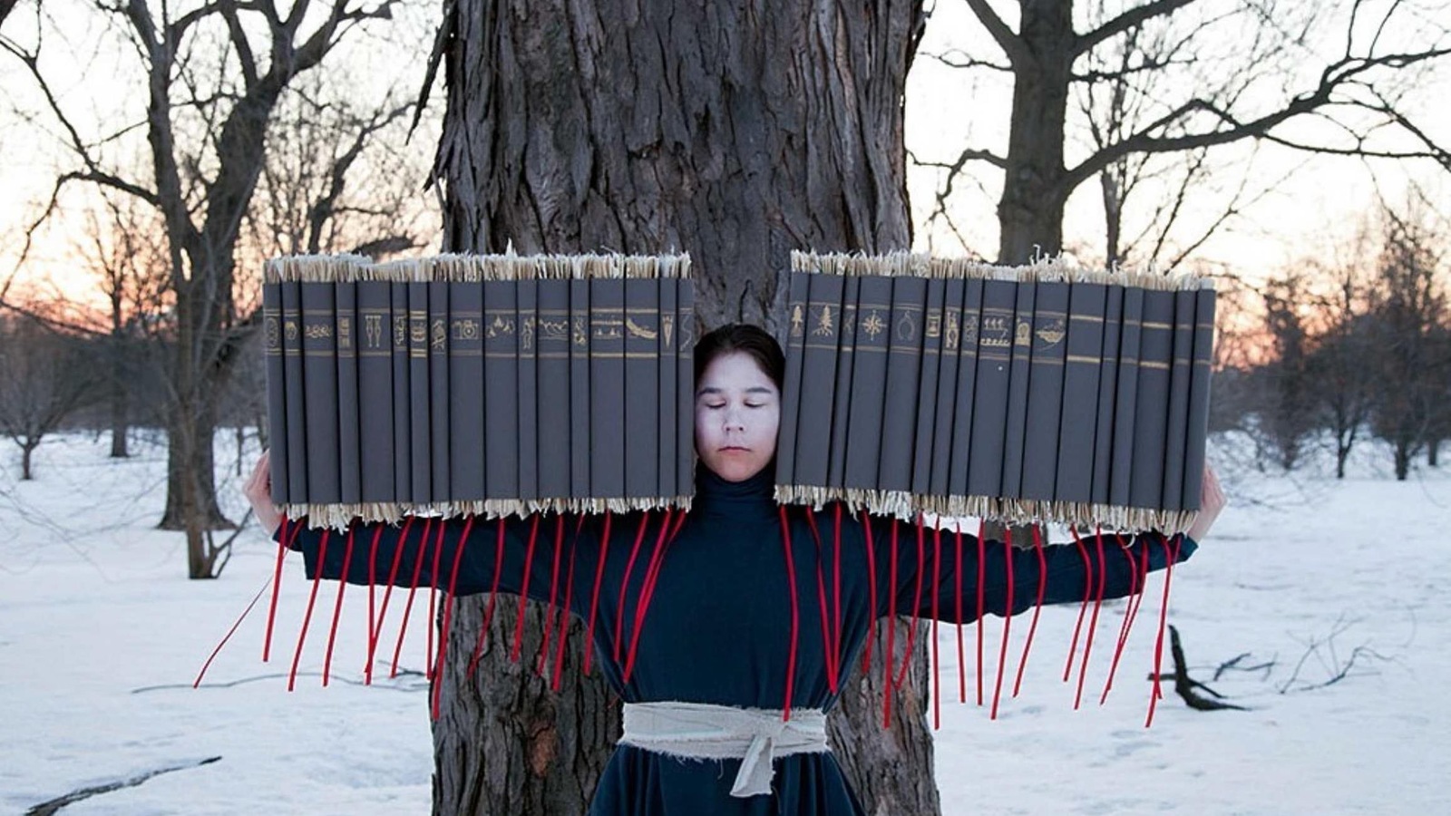 Meryl McMaster, Time's Gravity de la série « Wanderings », 2015, épreuve à développement chromogène. Meryl McMaster, Time's Gravity de la série « Wanderings », 2015, épreuve à développement chromogène.