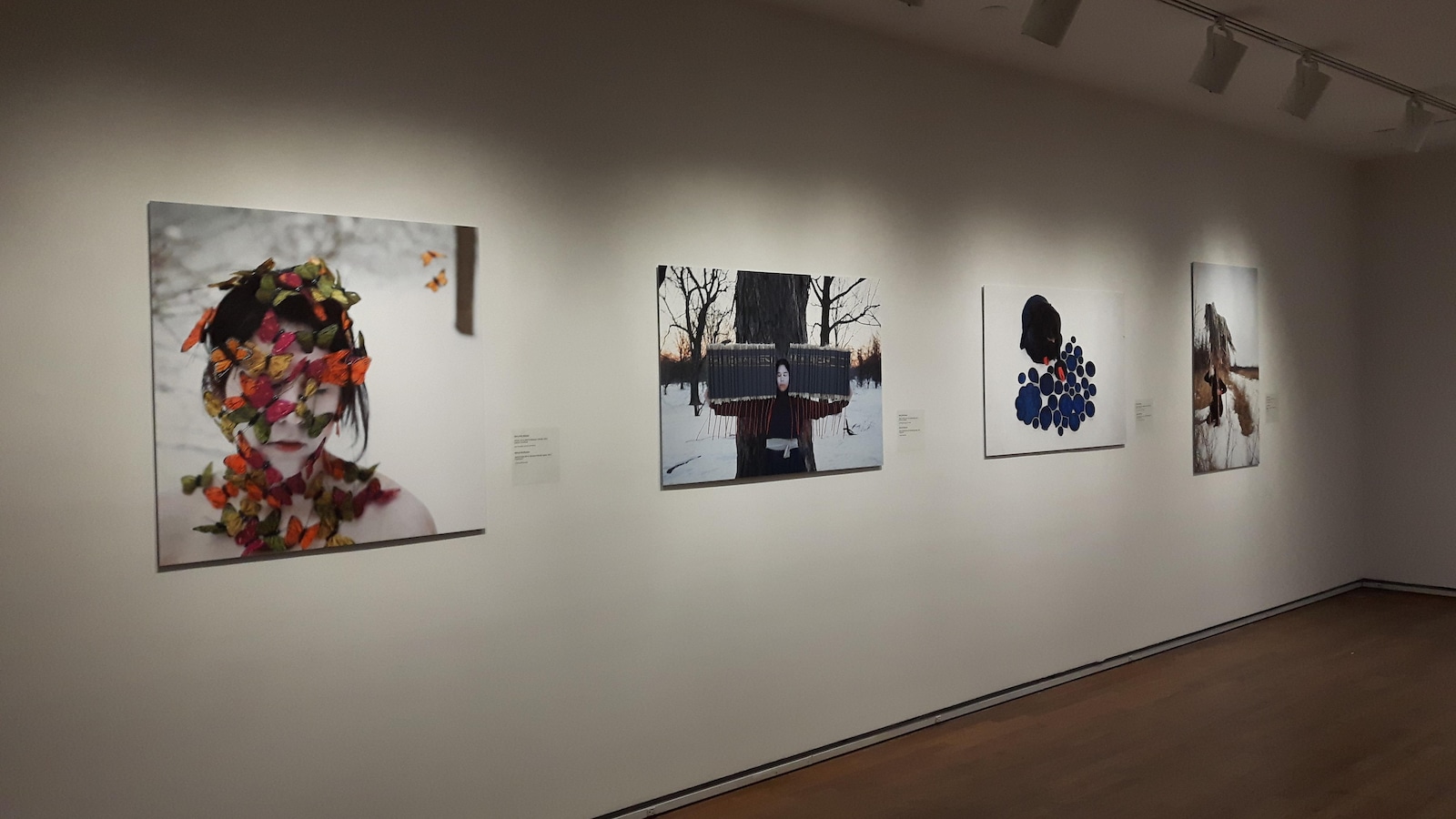 Les photographies de Meryl McMaster sont exposées au Musée des beaux-arts de Montréal jusqu'au 3 décembre 2017. Les photographies de Meryl McMaster sont exposées au Musée des beaux-arts de Montréal jusqu'au 3 décembre 2017.