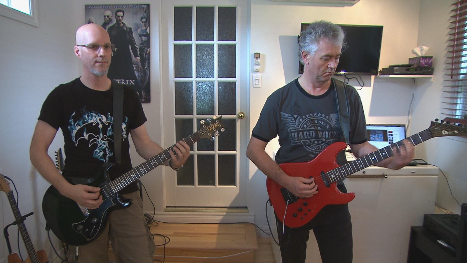 Bastien Deschênes et Jean Tremblay jouent de la guitare ensemble. Bastien Deschênes et Jean Tremblay jouent de la guitare ensemble.