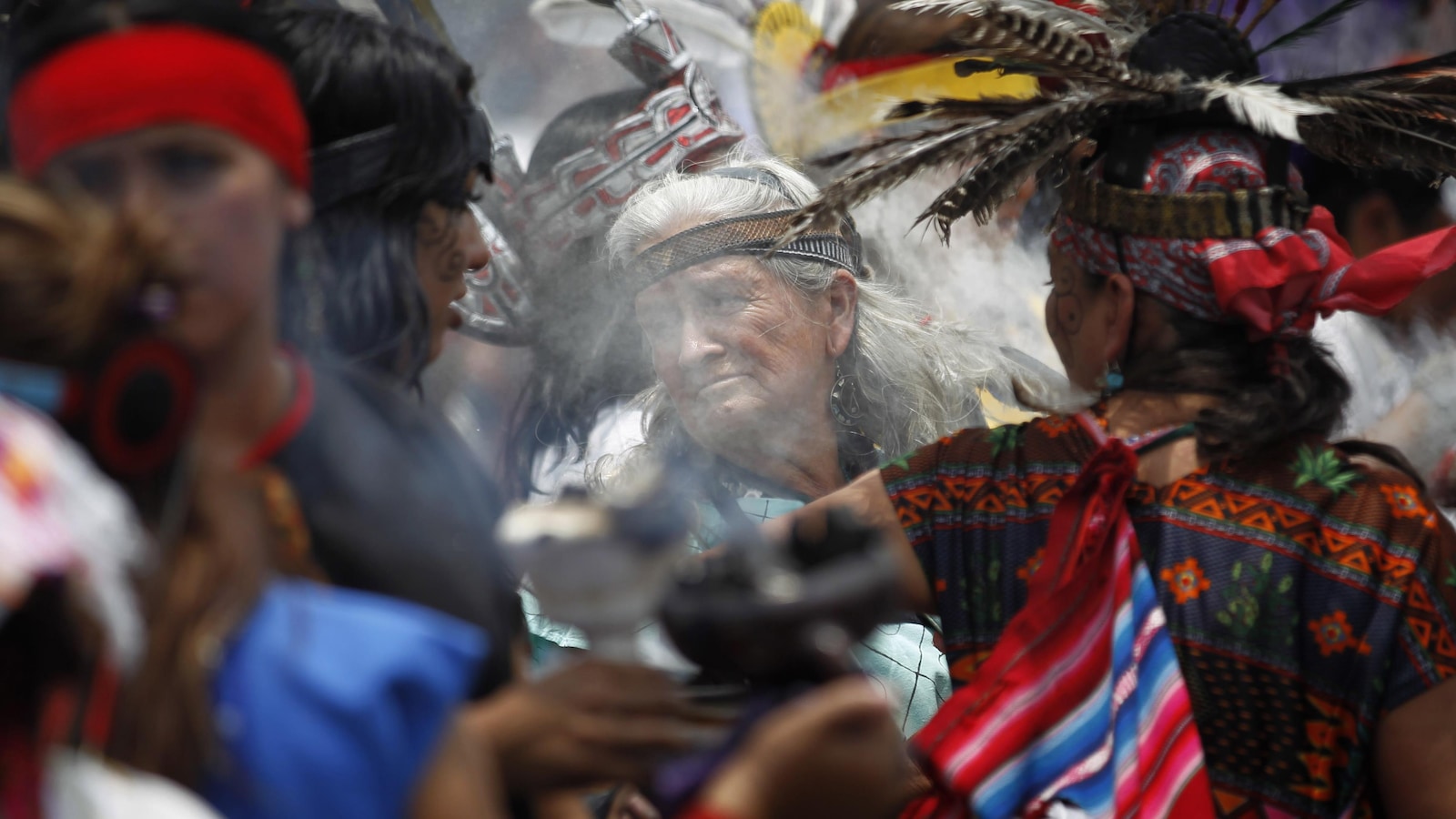 Des Mexicains sont vêtus de costumes autochtones traditionnels. Des Mexicains sont vêtus de costumes autochtones traditionnels.