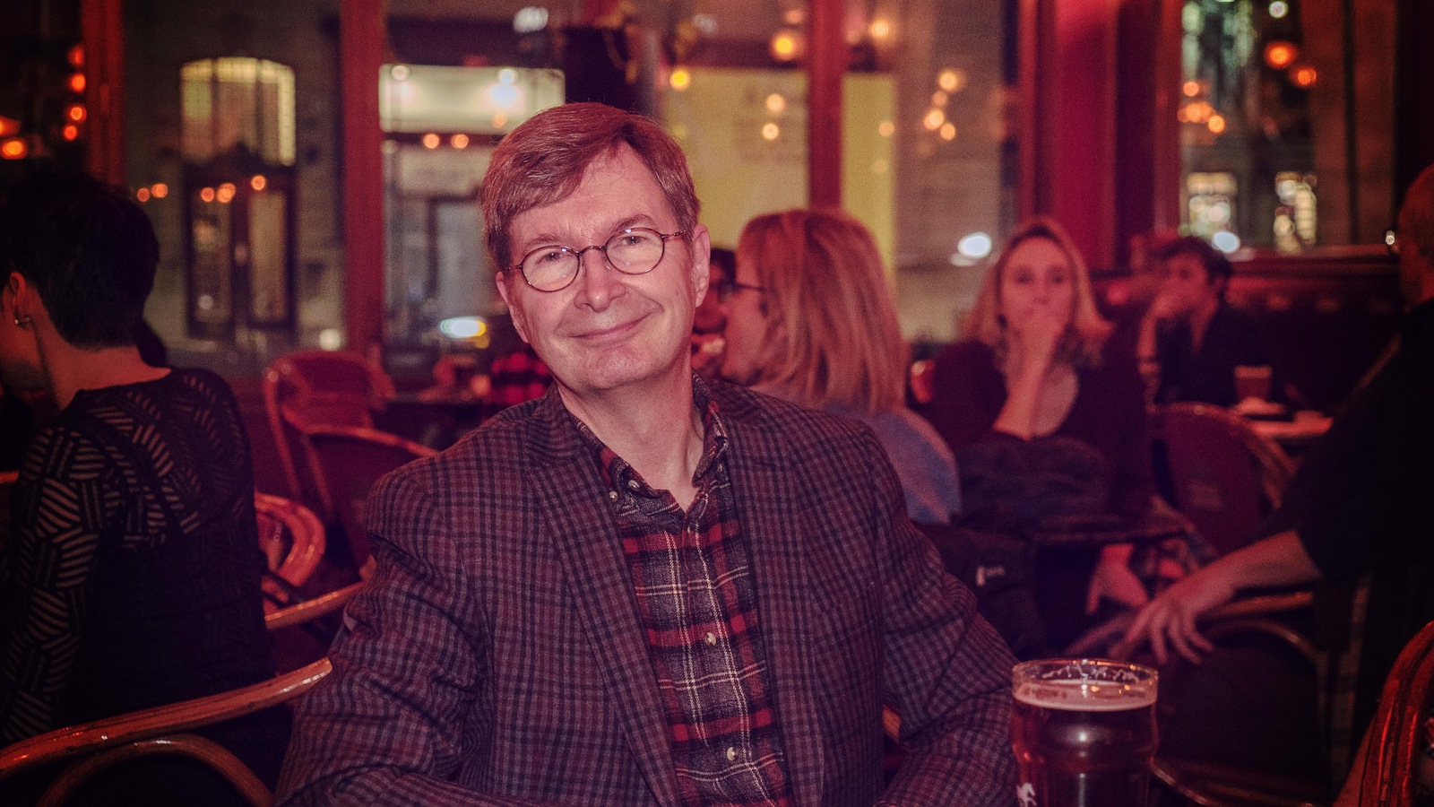 On voit Michel Dorais, de face, prenant place au bar L'Barouf On voit Michel Dorais, de face, prenant place au bar L'Barouf