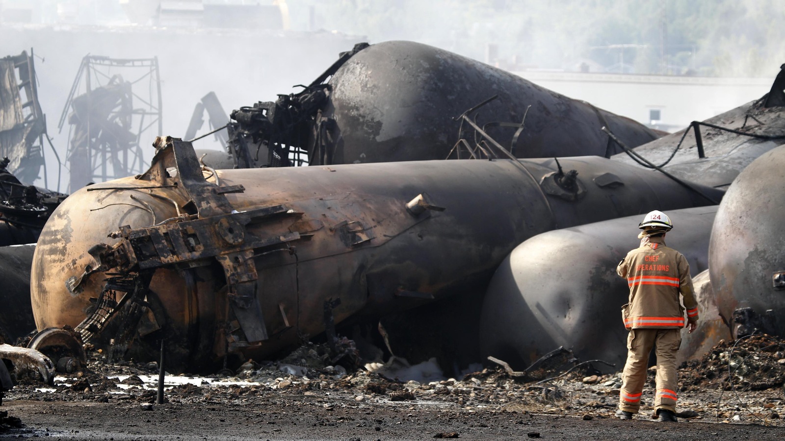 Un pompier travaille sur la scène de la tragédie ferroviaire mortelle de Lac-Mégantic. Un pompier travaille sur la scène de la tragédie ferroviaire mortelle de Lac-Mégantic.