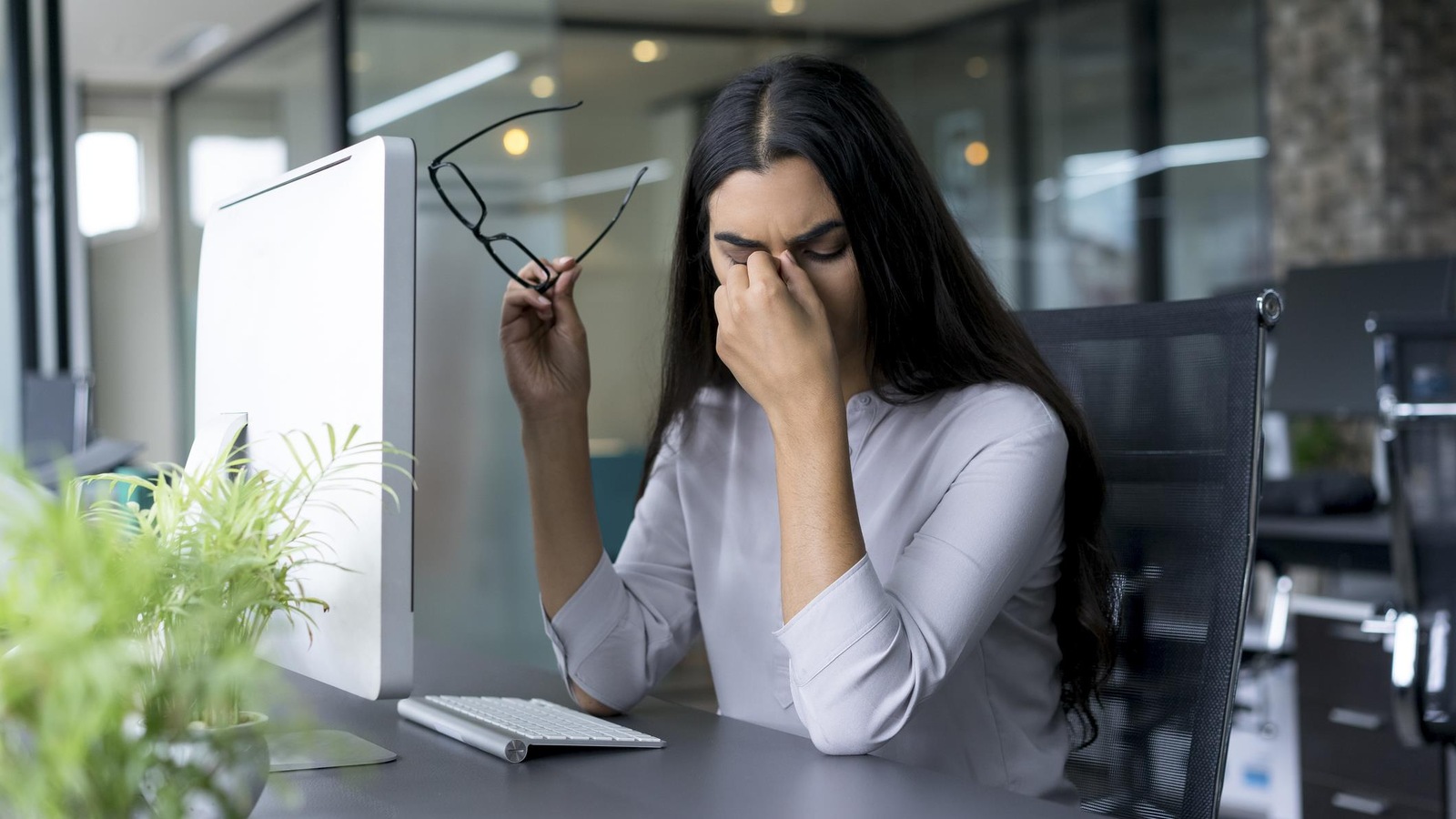 Une femme aux prises avec une migraine