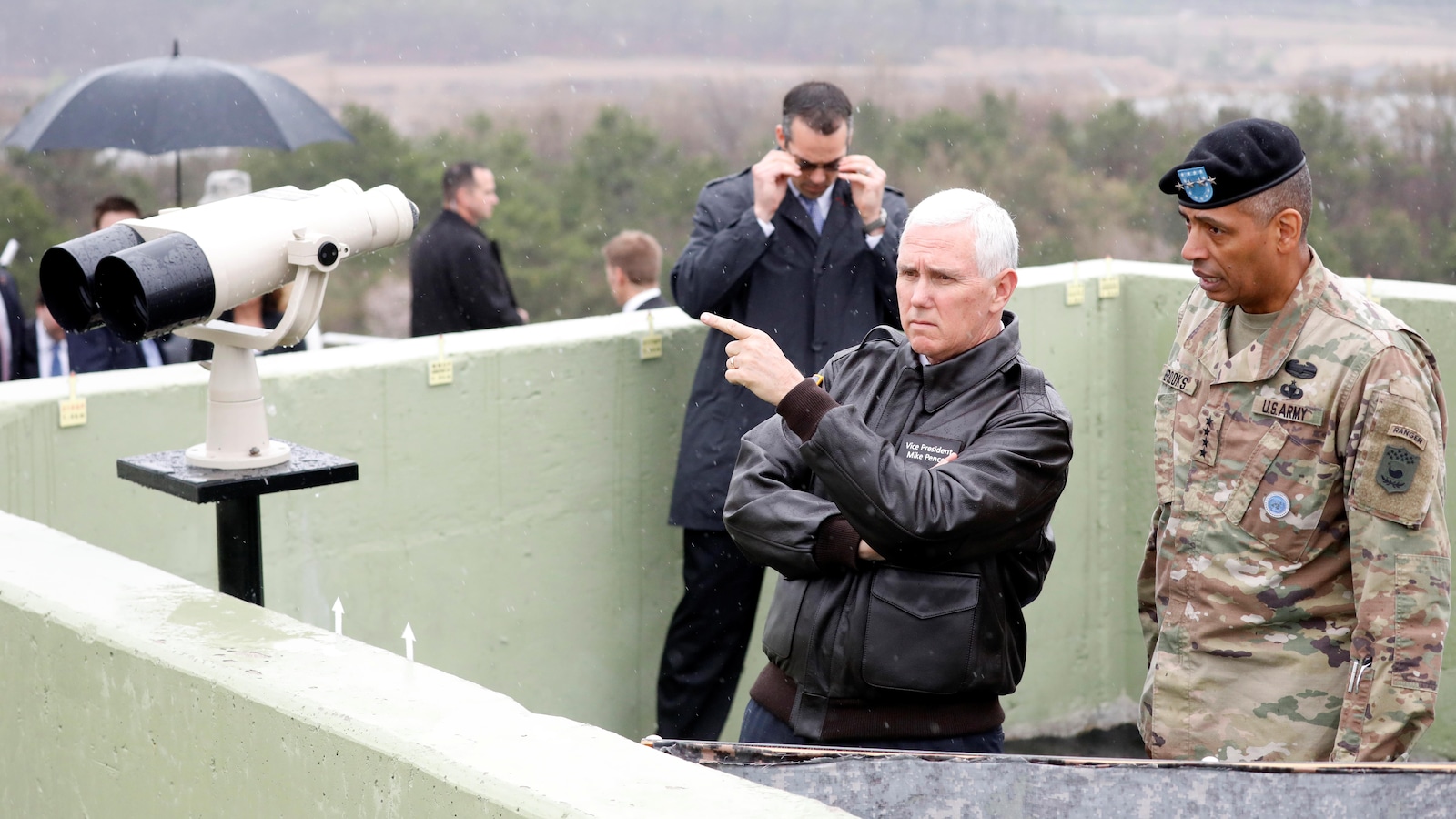 Le vice-président américain Mike Pence a visité la zone démilitarisée à la frontière nord-coréenne. Le vice-président américain Mike Pence a visité la zone démilitarisée à la frontière nord-coréenne.