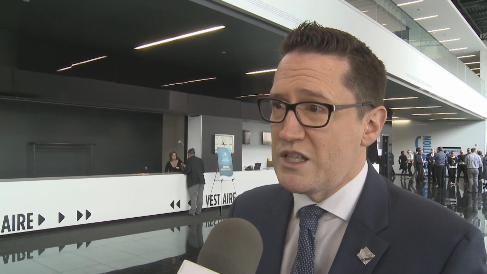 Le ministre de l'Environnement et de la Lutte contre les changements climatiques Benoit Charette en entrevue à la caméra Le ministre de l'Environnement et de la Lutte contre les changements climatiques Benoit Charette en entrevue à la caméra