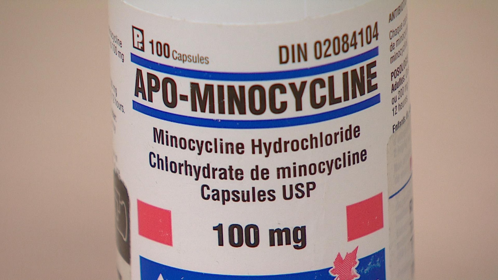 Gros plan sur un tube de minocycline Gros plan sur un tube de minocycline