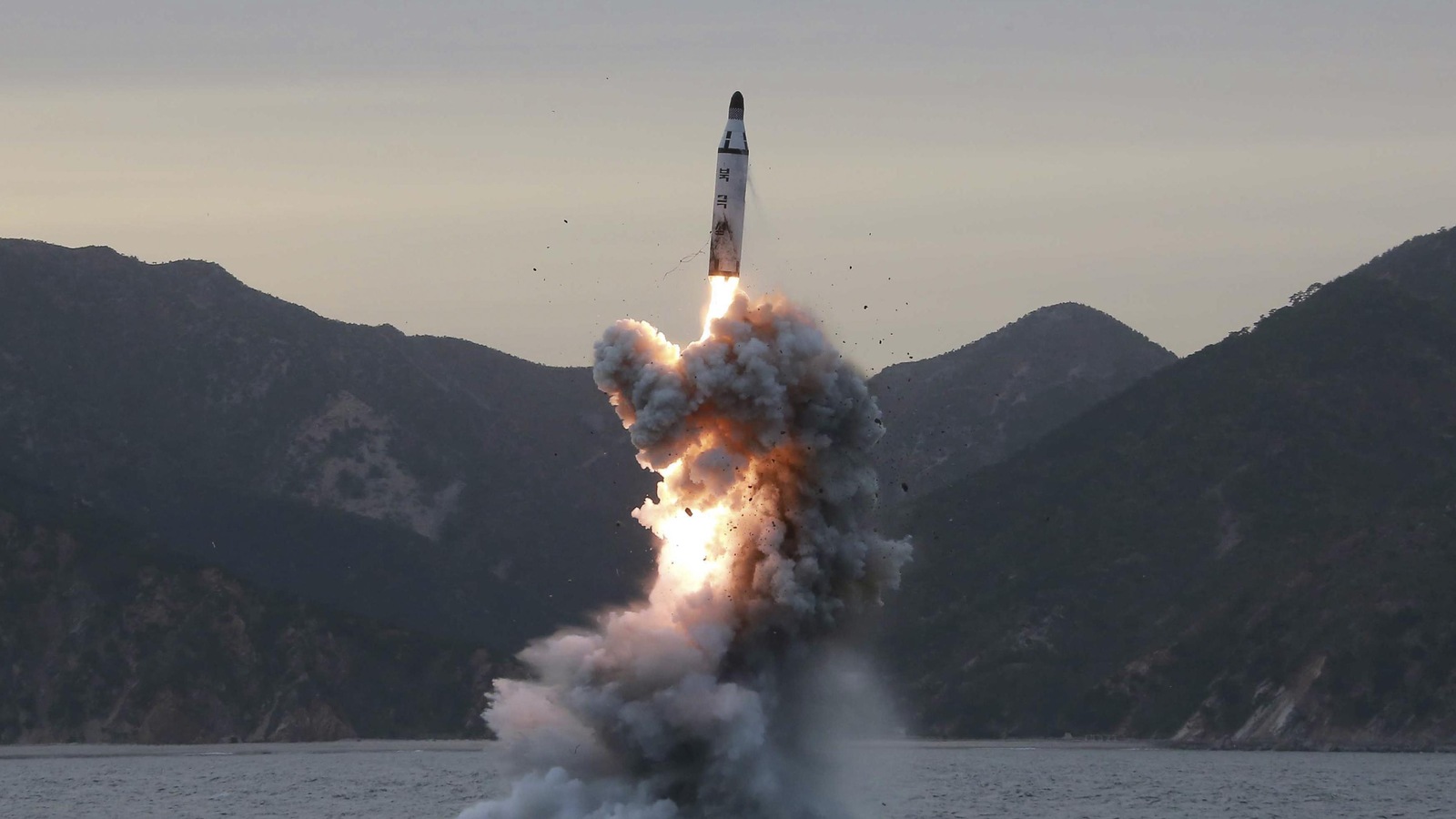 Cette photo non datée a été publiée par l'agence officielle nord-coréenne KCNA le 24 avril 2017. Elle montrerait « un tir de missile balistique sous-marin » effectué à partir d'un endroit non précisé. Cette photo non datée a été publiée par l'agence officielle nord-coréenne KCNA le 24 avril 2017. Elle montrerait « un tir de missile balistique sous-marin » effectué à partir d'un endroit non précisé.