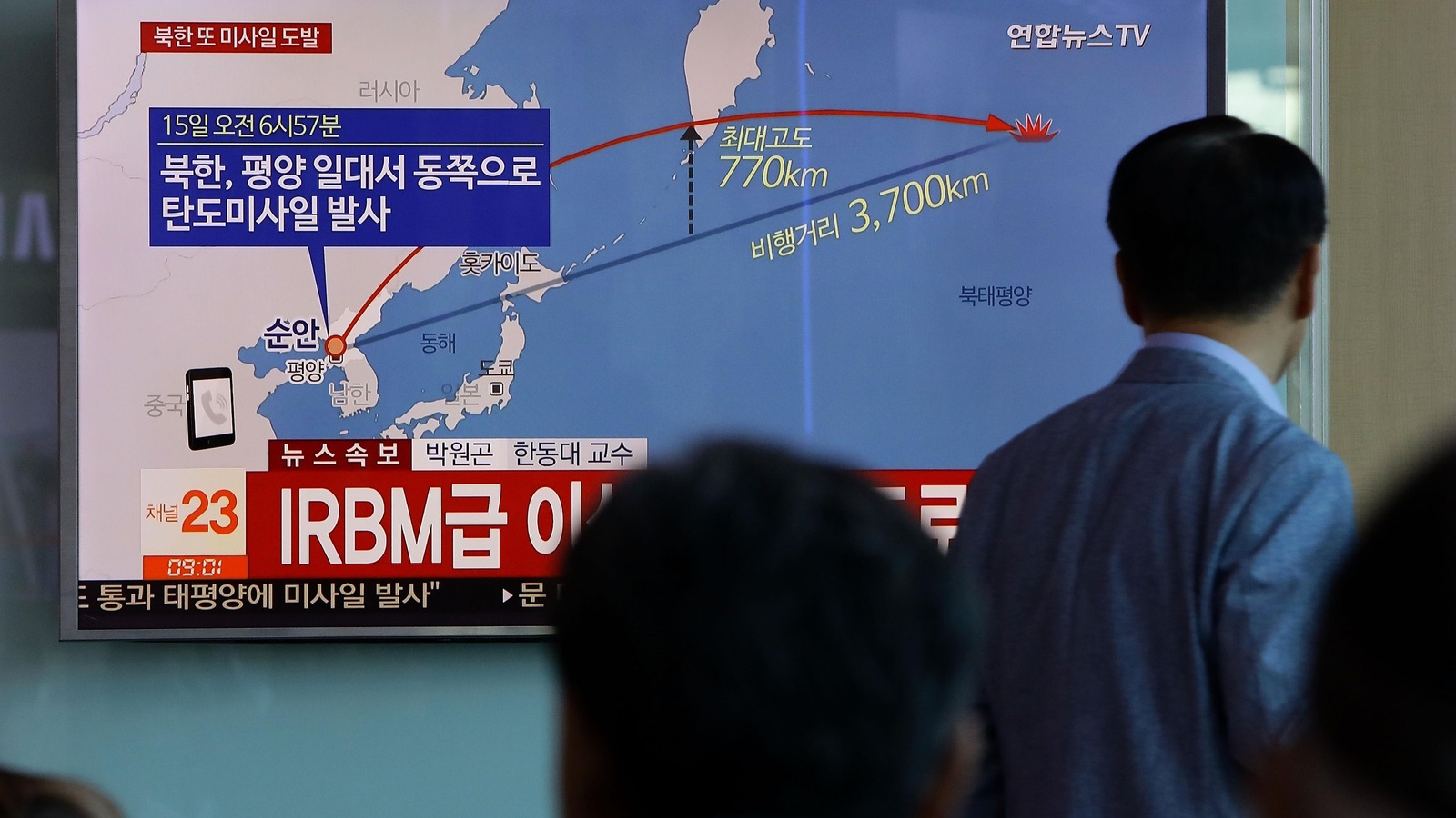À Séoul, des sud-coréens regardent les informations télévisées relayant l'information de leur armée, selon laquelle le plus récent missile lancé par la Corée du Nord a parcouru 3700 kilomètres. À Séoul, des sud-coréens regardent les informations télévisées relayant l'information de leur armée, selon laquelle le plus récent missile lancé par la Corée du Nord a parcouru 3700 kilomètres.