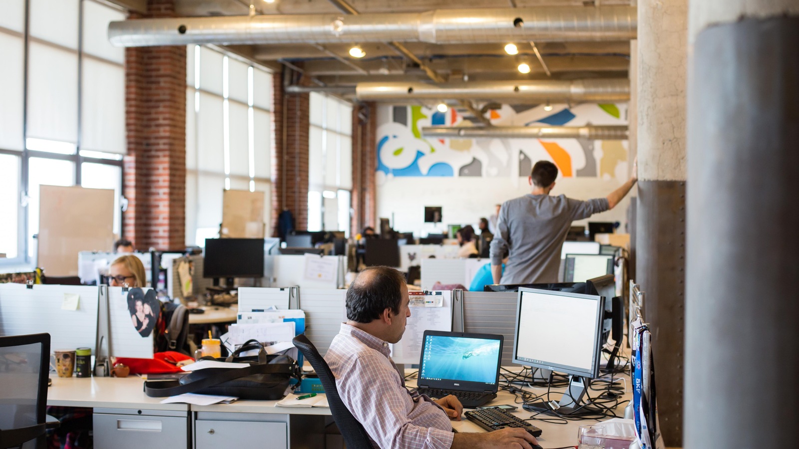 Employés travaillant dans des bureaux à aire ouverte Employés travaillant dans des bureaux à aire ouverte
