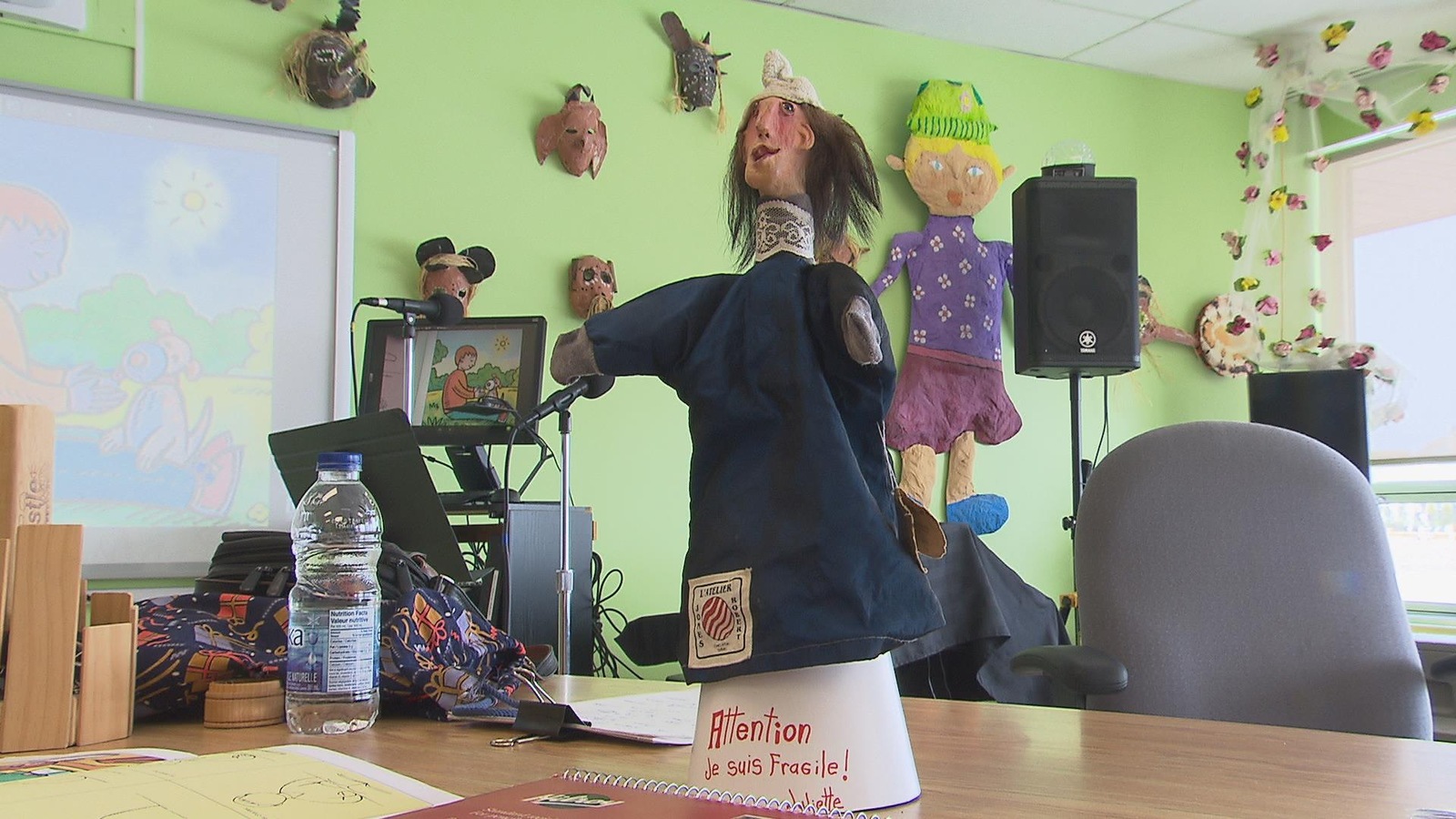 Une marionnette qui a l'air d'une sorcière Une marionnette qui a l'air d'une sorcière