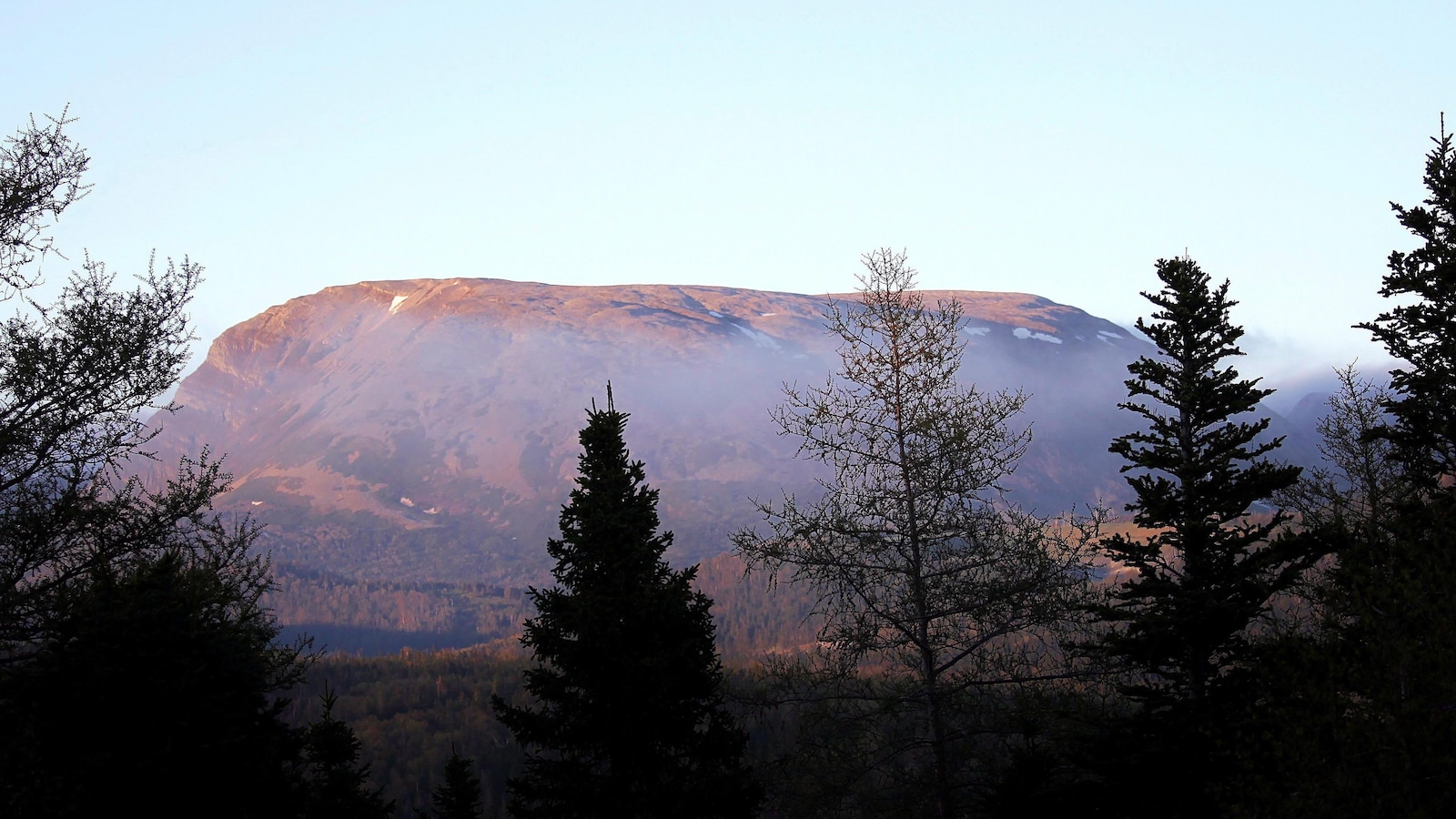 La montagne en juin au lever du soleil La montagne en juin au lever du soleil