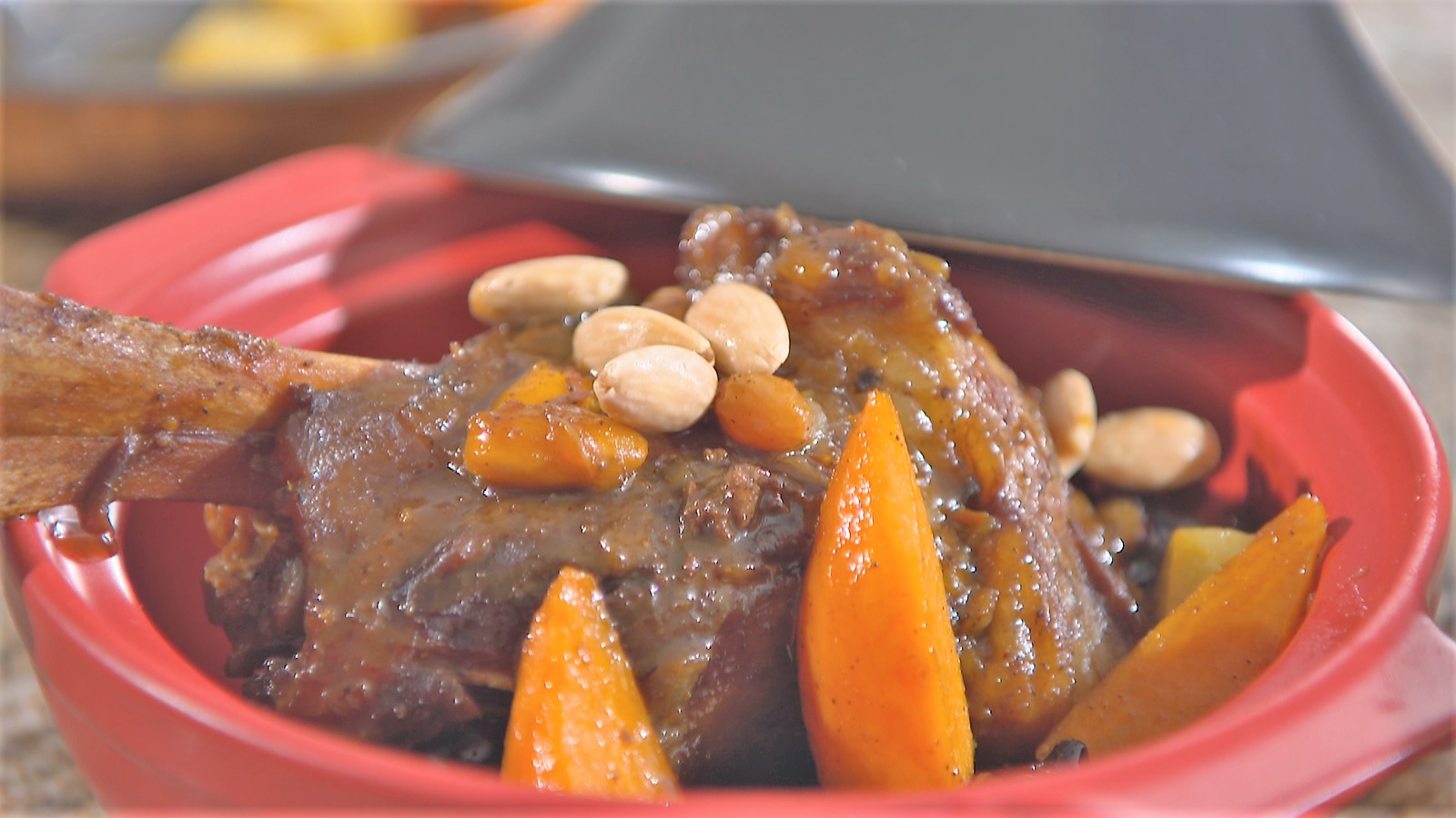 Un plat de mrouzia dans un tajine Un plat de mrouzia dans un tajine