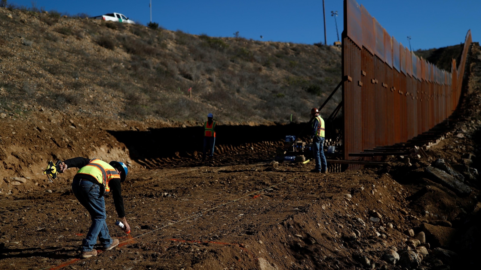 Des travailleurs de la construction travaillent sur une portion du mur entre San Diego et Tijuana le 13 décembre 2018. Des travailleurs de la construction travaillent sur une portion du mur entre San Diego et Tijuana le 13 décembre 2018.