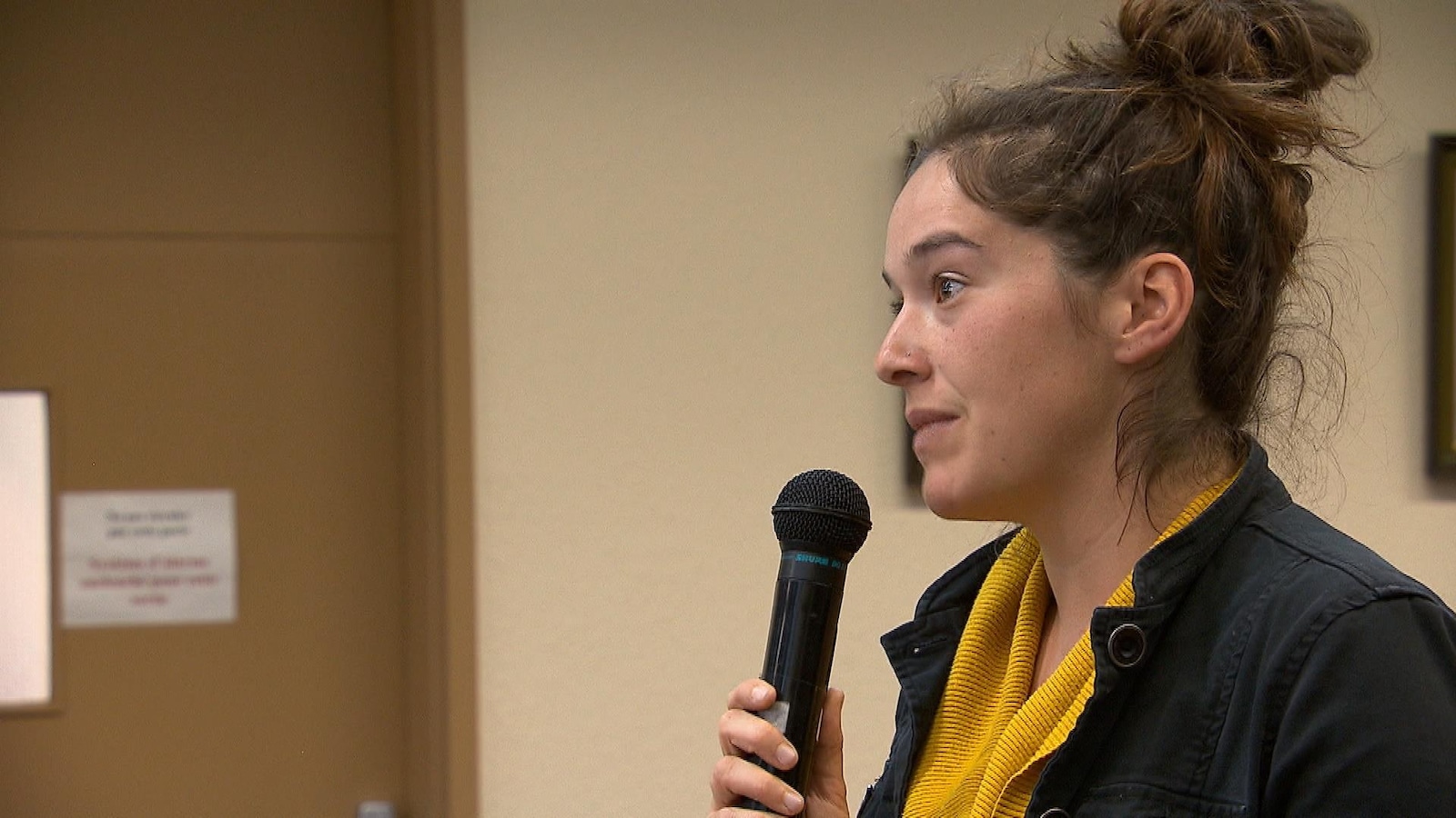 La porte-parole de Tache d'huile, Nastassia Williams, demande l'arrêt des travaux d'exploration d'hydrocarbures en Gaspésie le temps de mener des consultations La porte-parole de Tache d'huile, Nastassia Williams, demande l'arrêt des travaux d'exploration d'hydrocarbures en Gaspésie le temps de mener des consultations
