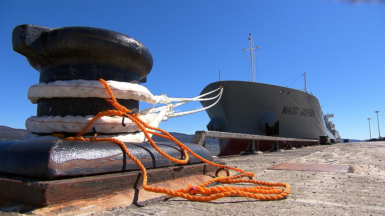 Quai de Gaspé, borne d'amarrage et navire. Quai de Gaspé, borne d'amarrage et navire.
