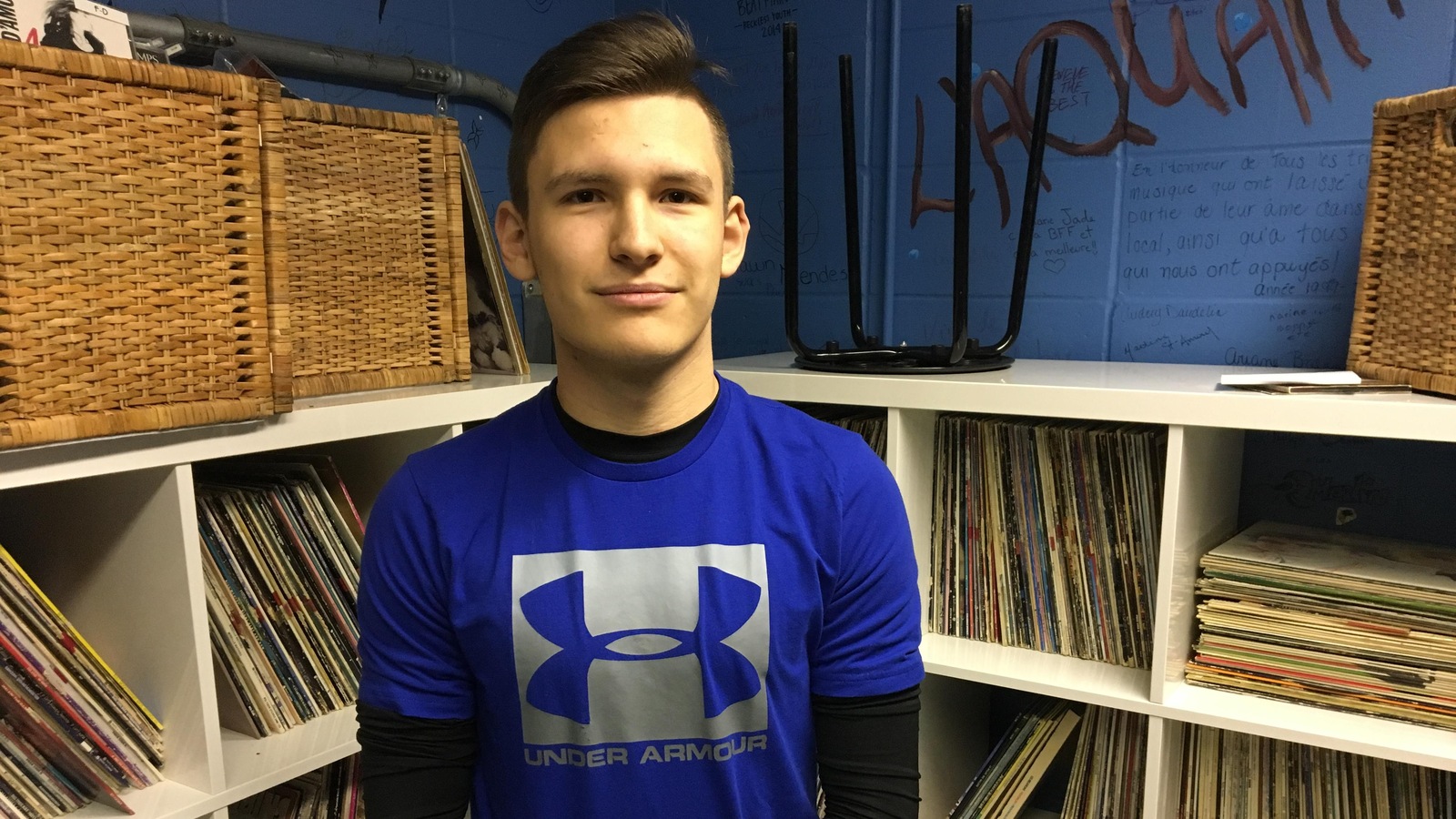 Un adolescent pose pour la caméra dans le local de la radio étudiante de son école secondaire. Un adolescent pose pour la caméra dans le local de la radio étudiante de son école secondaire.