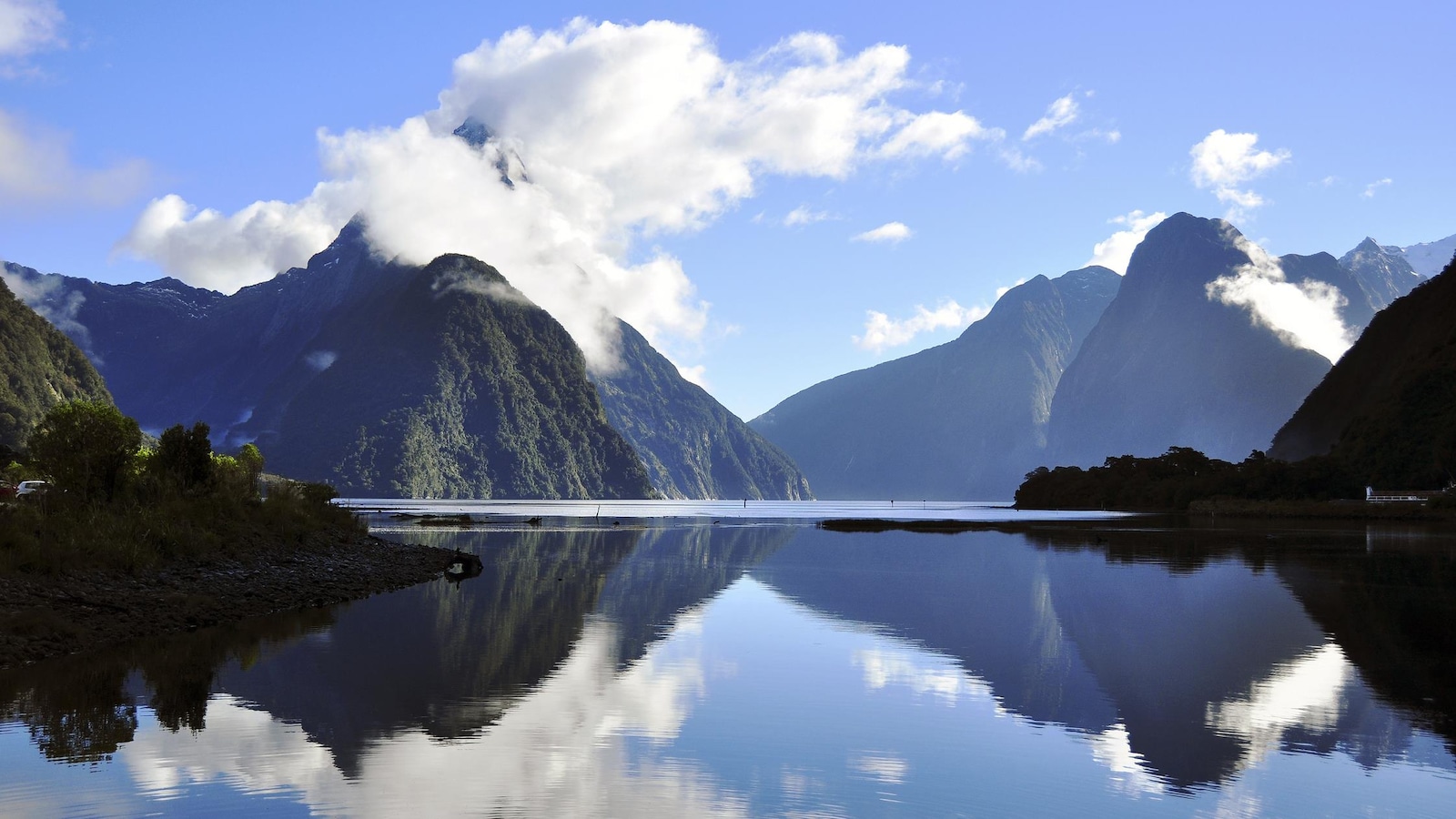 La Nouvelle-Zélande se distingue notamment par ses montagnes. La Nouvelle-Zélande se distingue notamment par ses montagnes.
