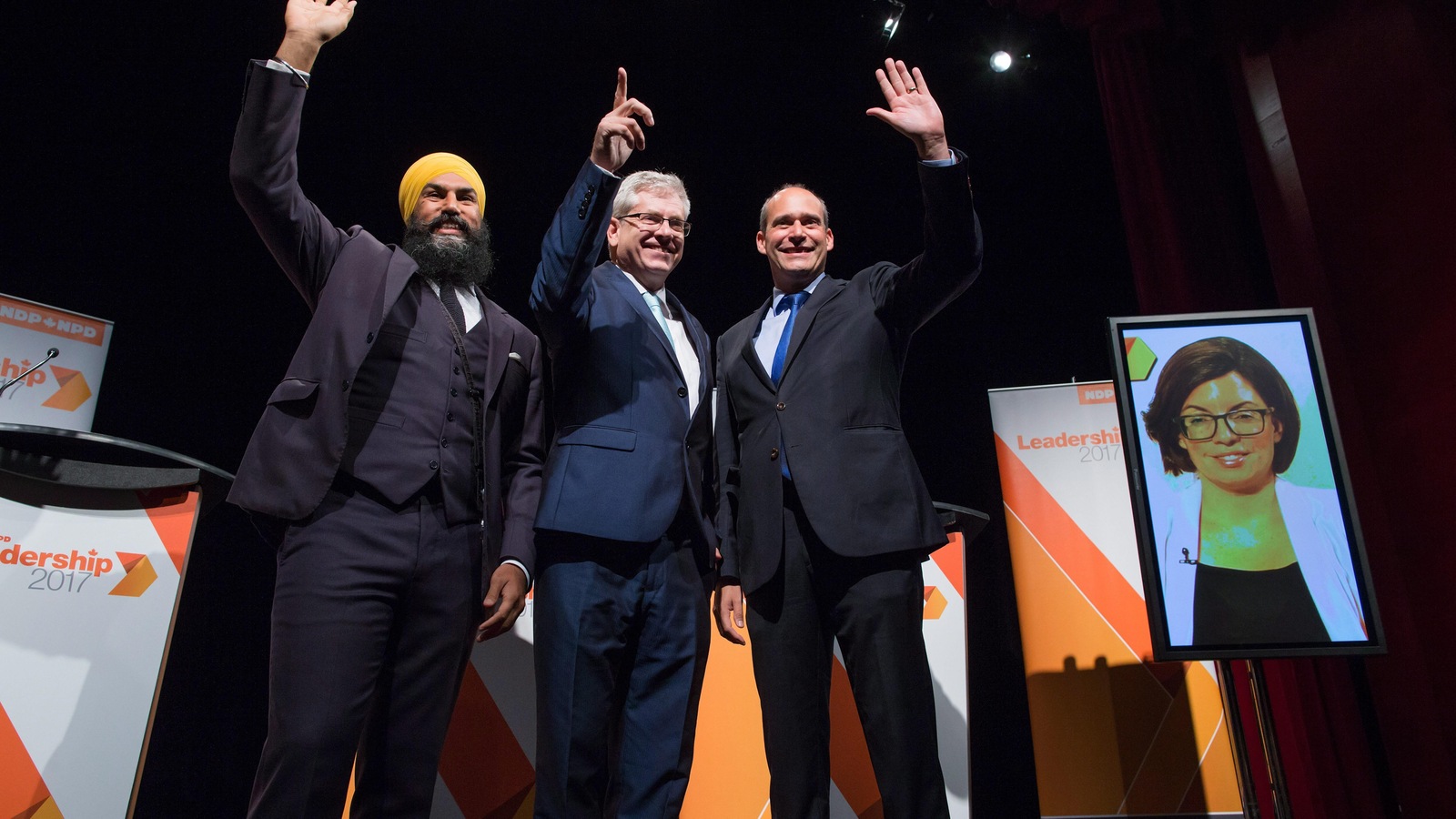 Les quatre candidats à la chefferie du NPD à Vancouver, dont Niki Ashton sur un écran de télévision depuis Ottawa. Les quatre candidats à la chefferie du NPD à Vancouver, dont Niki Ashton sur un écran de télévision depuis Ottawa.