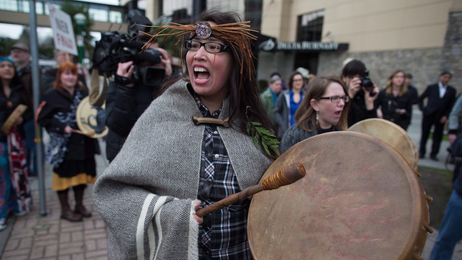 Audrey Siegl, de la communauté de Musqueam, en Colombie-Britannique, manifestait contre le projet Trans Mountain, en janvier 2016. Audrey Siegl, de la communauté de Musqueam, en Colombie-Britannique, manifestait contre le projet Trans Mountain, en janvier 2016.