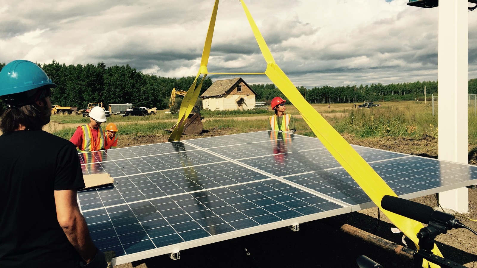 Des membres de la Première Nation Lubicon Lake, en Alberta, aident à l'installation d'un panneau solaire. Des membres de la Première Nation Lubicon Lake, en Alberta, aident à l'installation d'un panneau solaire.