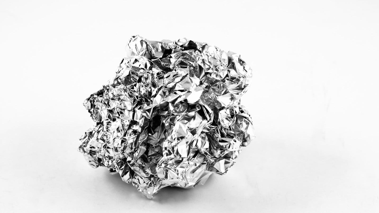 Une boule de papier aluminium Une boule de papier aluminium