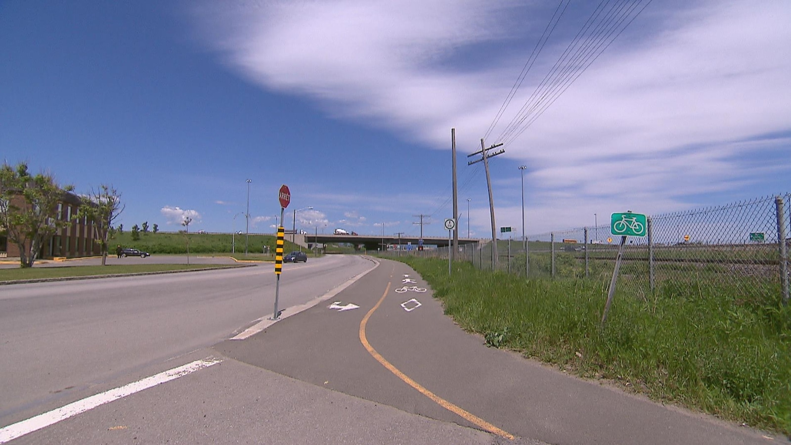 Piste de marche et de vélo dans le parc industriel de Québec Piste de marche et de vélo dans le parc industriel de Québec