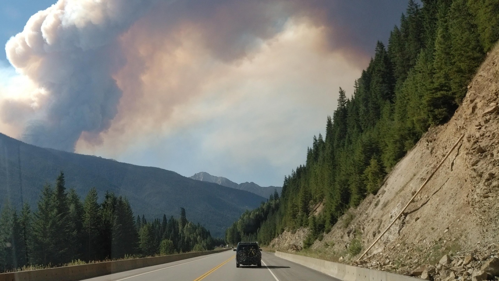 Une grande colonne de fumée plane au-dessus de l'autoroute Transcanadienne. Une grande colonne de fumée plane au-dessus de l'autoroute Transcanadienne.