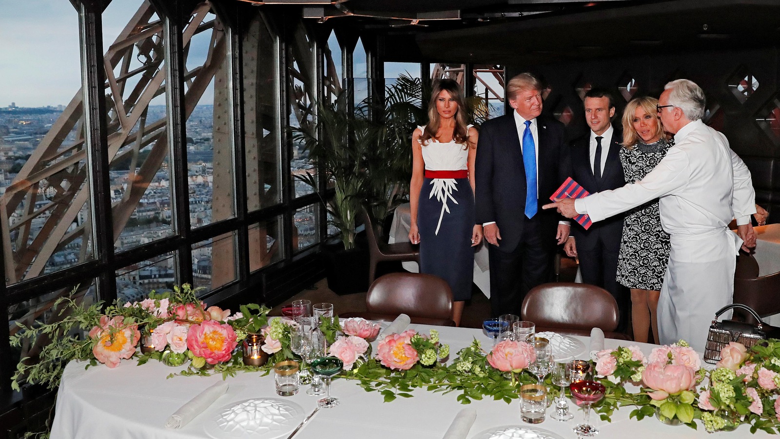 Le chef Alain Ducasse discute avec les deux couples. Le chef Alain Ducasse discute avec les deux couples.