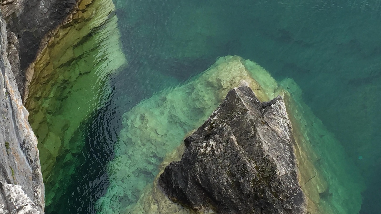 Eaux transparentes du lac Huron sur la Péninsule-Bruce dans le Nord de l'Ontario Eaux transparentes du lac Huron sur la Péninsule-Bruce dans le Nord de l'Ontario