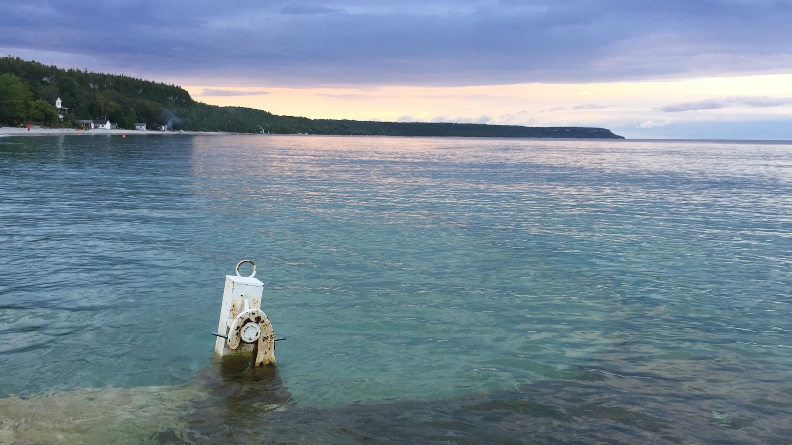 Coucher de soleil sur les eaux du lac Huron sur la Péninsule-Huron dans le Nord de l'Ontario. Coucher de soleil sur les eaux du lac Huron sur la Péninsule-Huron dans le Nord de l'Ontario.