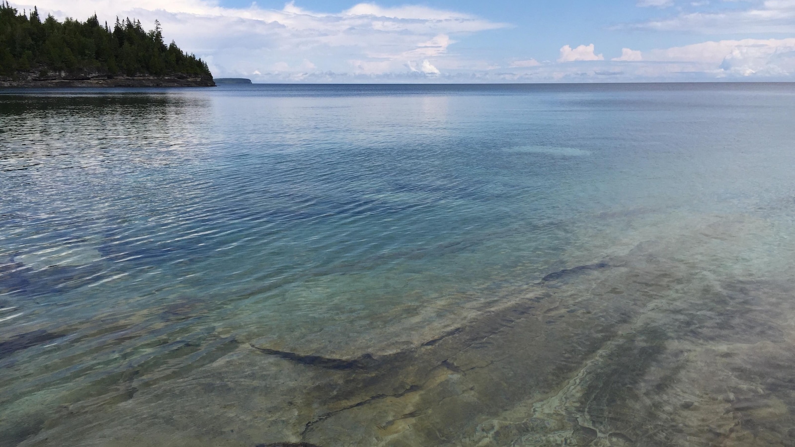 Eaux transparentes du lac Huron, sur la Péninsule-Bruce dans le Nord de l'Ontario Eaux transparentes du lac Huron, sur la Péninsule-Bruce dans le Nord de l'Ontario