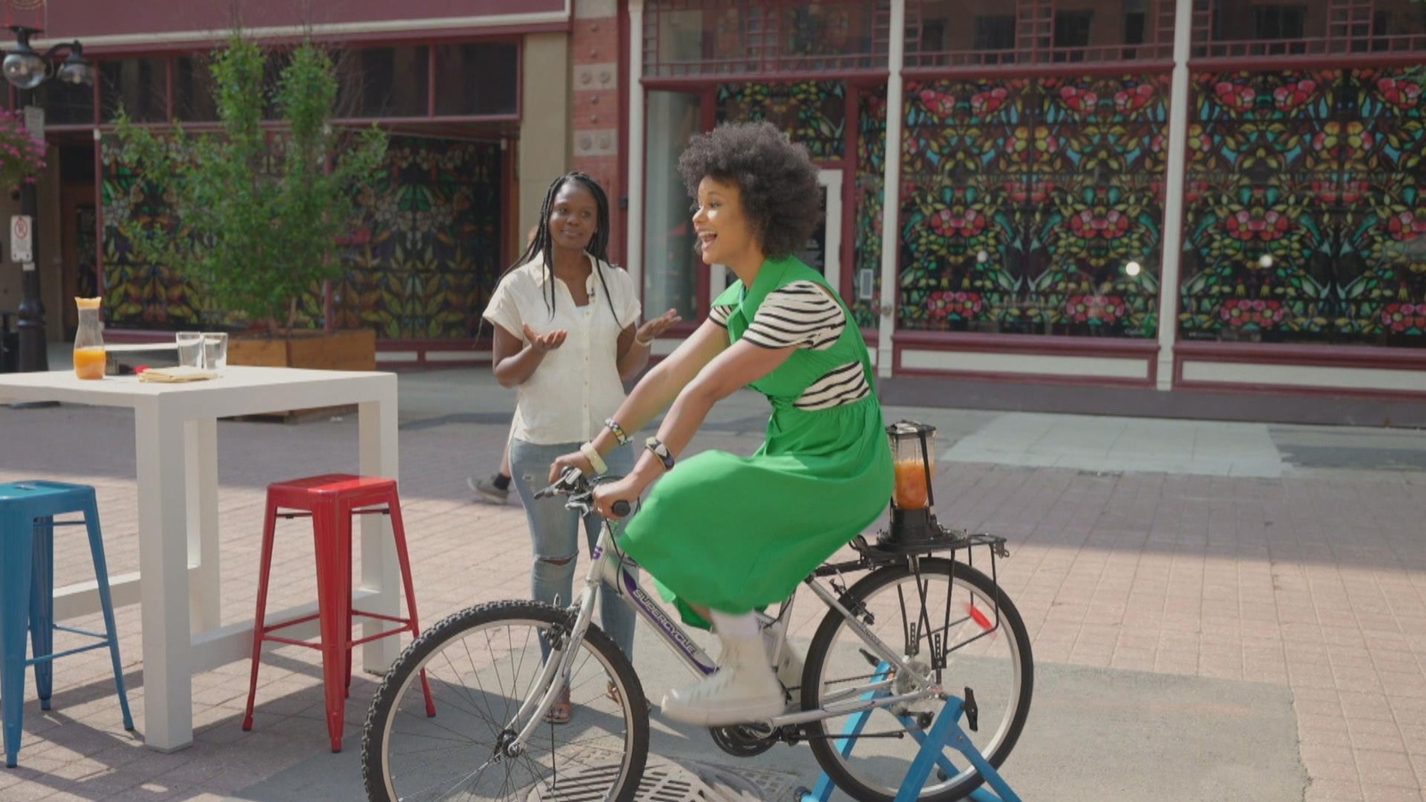 Marieme Ndiaye pedalea en bicicleta con una batidora llena de batidos adjunta.