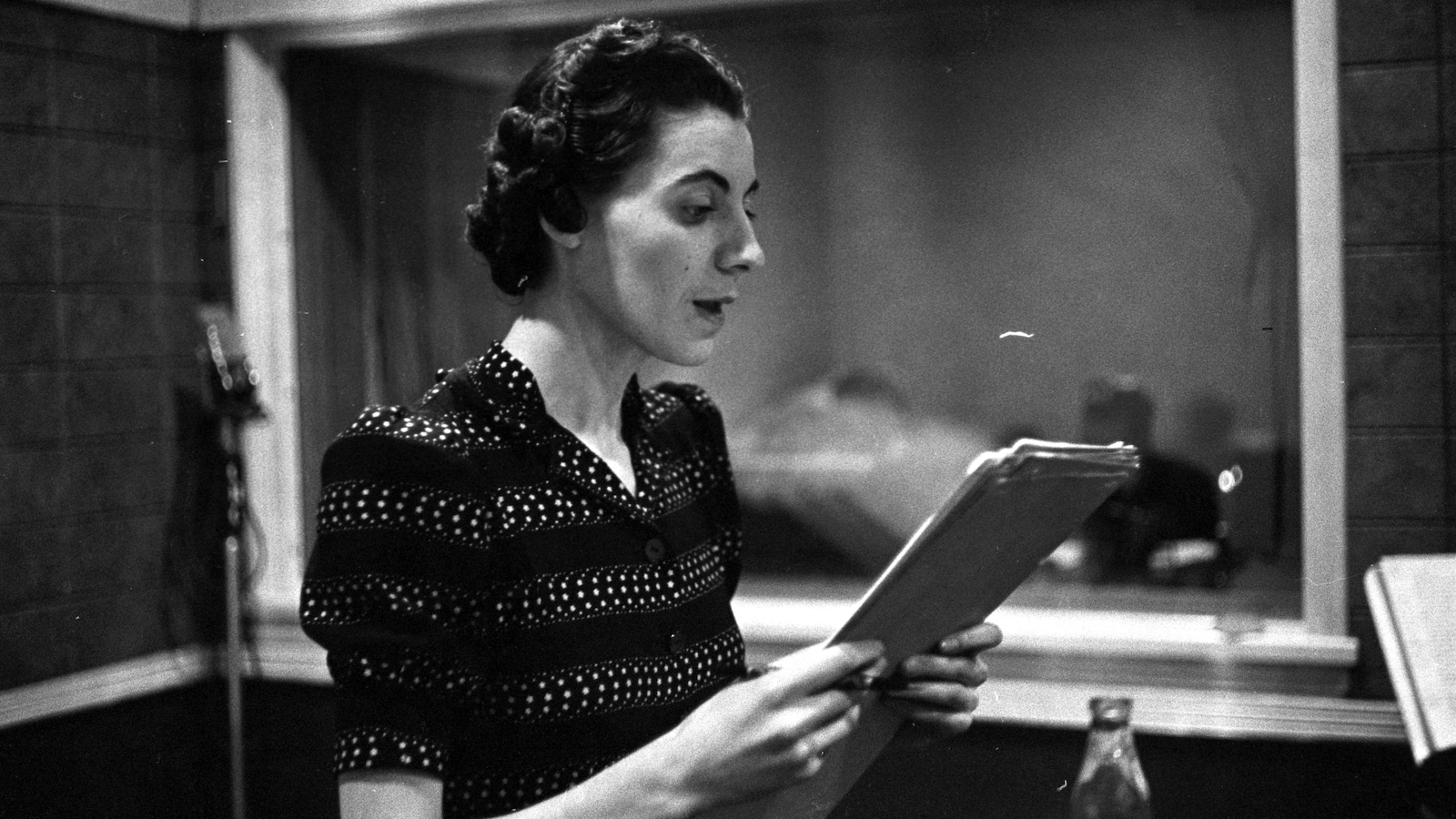 Dans un studio de radio et texte en main, la comédienne Judith Jasmin. Dans un studio de radio et texte en main, la comédienne Judith Jasmin.