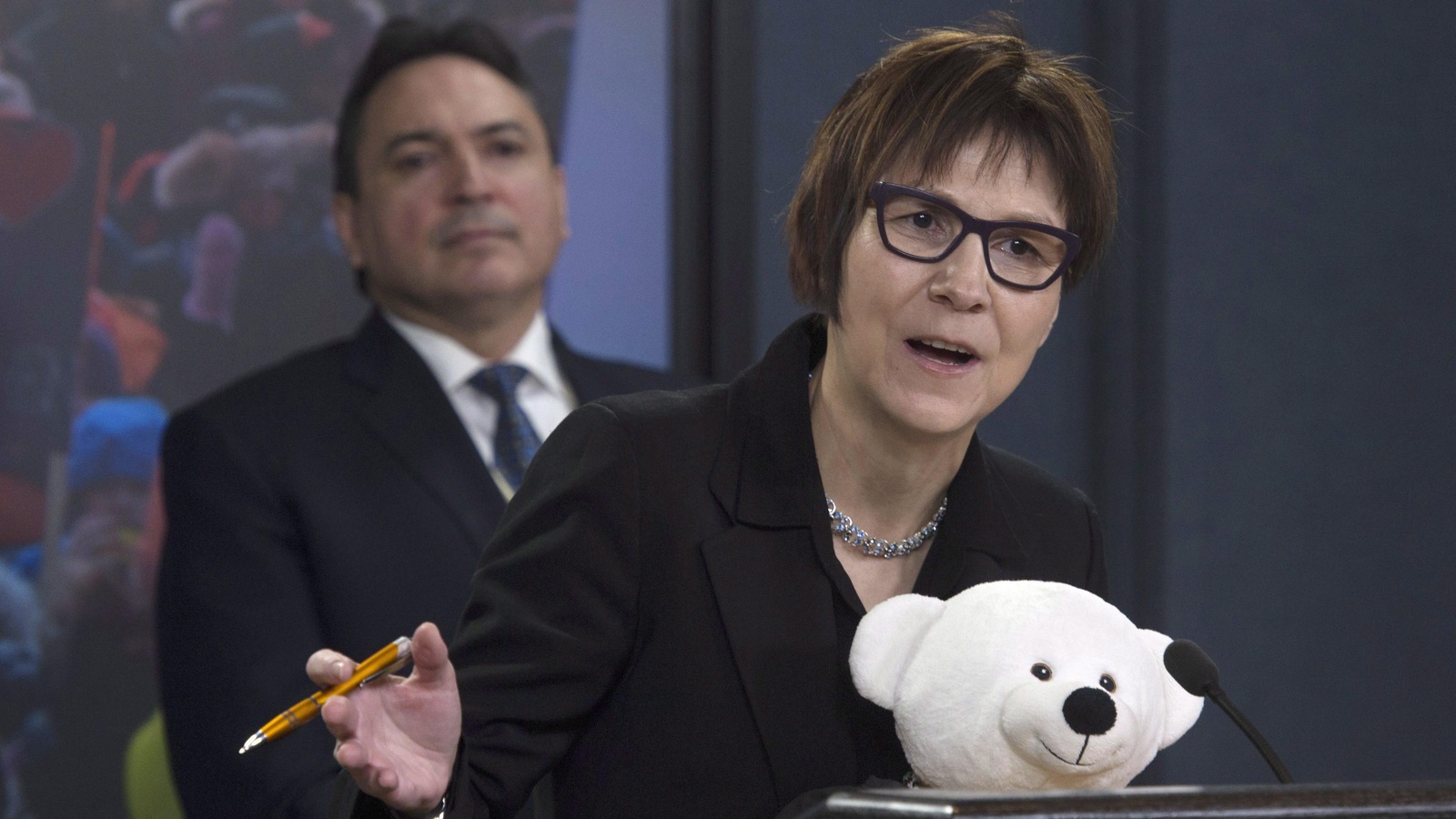 Cindy Blackstock, directrice générale de la Société de soutien à l'enfance et à la famille des Premières Nations, devant Perry Bellegarde, chef national de l'Assemblée des Premières Nations. Cindy Blackstock, directrice générale de la Société de soutien à l'enfance et à la famille des Premières Nations, devant Perry Bellegarde, chef national de l'Assemblée des Premières Nations.