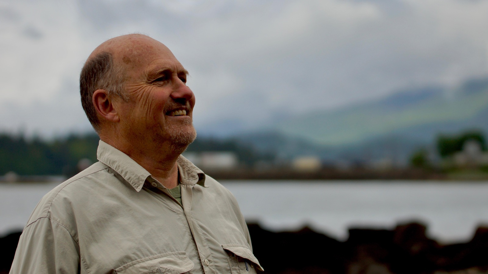Portrait de Peter Lake, sur une plage de galets. Portrait de Peter Lake, sur une plage de galets.