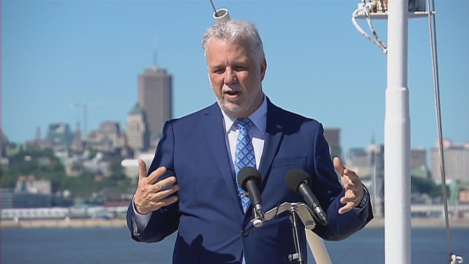 Philippe Couillard s'adresse aux journalistes Philippe Couillard s'adresse aux journalistes