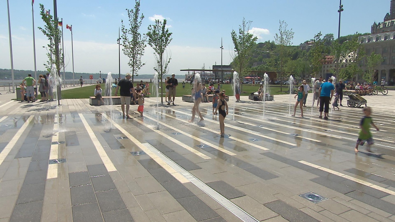 Des nombreux citoyens profitaient de la place des Canotiers au moment de son inauguration Des nombreux citoyens profitaient de la place des Canotiers au moment de son inauguration