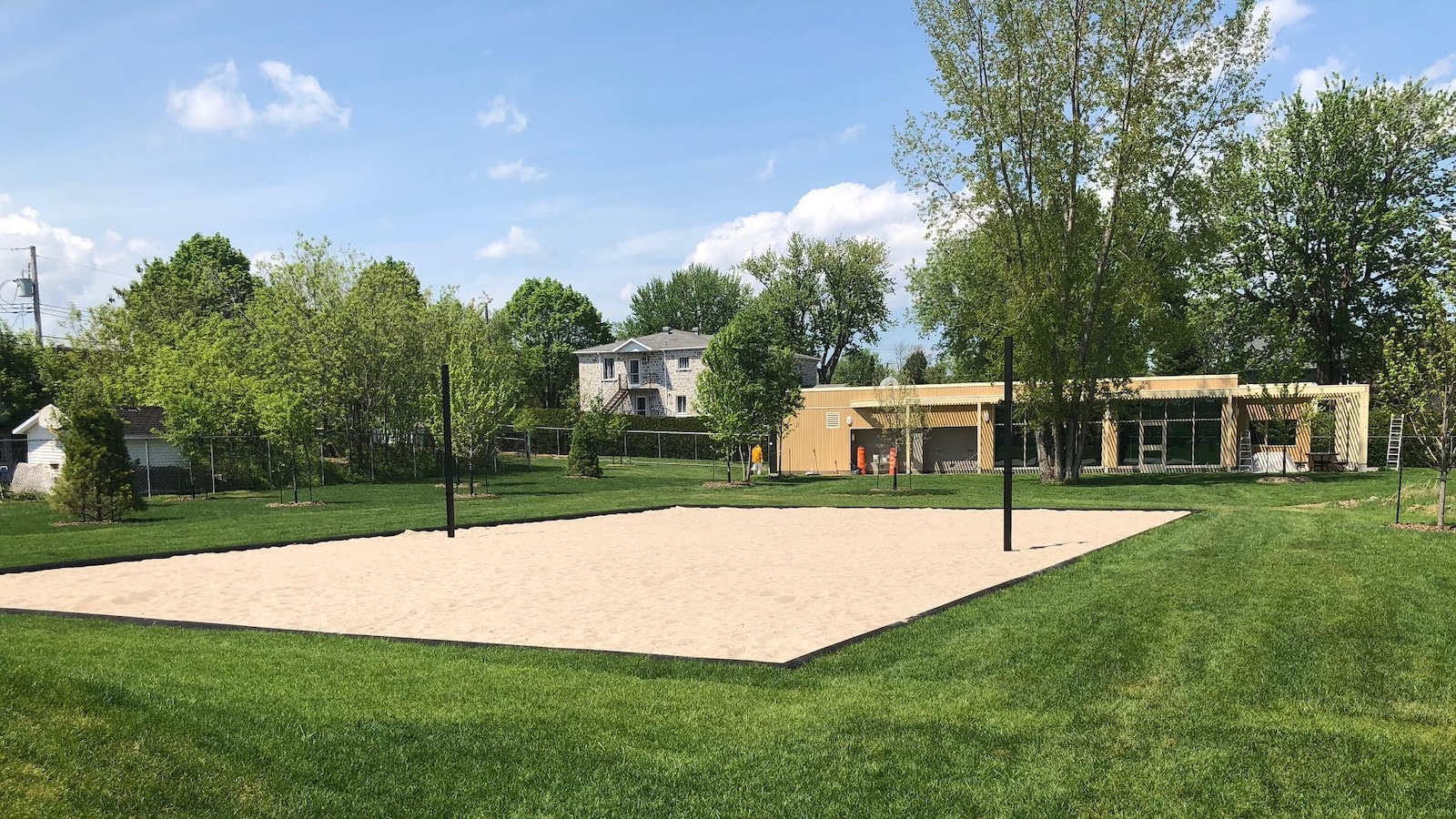 Pelouse sur laquelle se trouvent le terrain de volleyball et le chalet Pelouse sur laquelle se trouvent le terrain de volleyball et le chalet