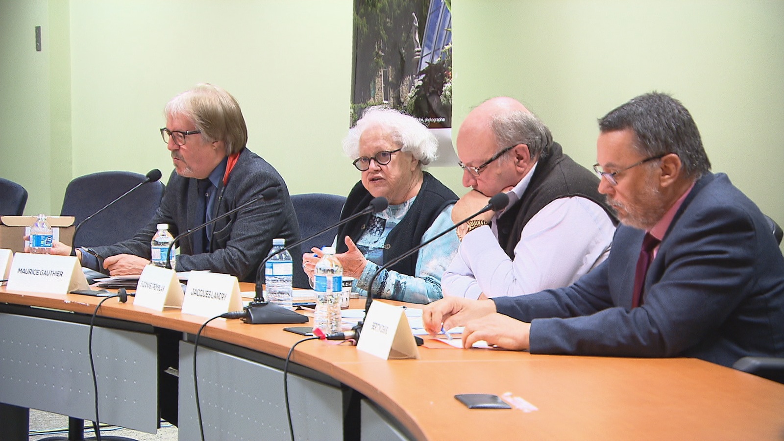 Ernie Wells, Suzanne Tremblay, Jacques Landry et Bertin Denis lors du point de presse du Regroupement diocésain pour la sauvegarde de la cathédrale. Ernie Wells, Suzanne Tremblay, Jacques Landry et Bertin Denis lors du point de presse du Regroupement diocésain pour la sauvegarde de la cathédrale.