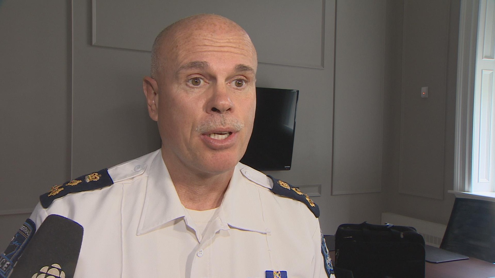 Le chef de la police régionale d'Halifax, Jean-Michel Blais, indique que tous les agents du service suivront une formation sur les bonnes méthodes de maintien de l'ordre. Le chef de la police régionale d'Halifax, Jean-Michel Blais, indique que tous les agents du service suivront une formation sur les bonnes méthodes de maintien de l'ordre.