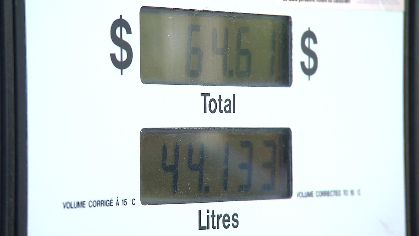 Différents facteurs influencent le prix de l'essence à la pompe. Différents facteurs influencent le prix de l'essence à la pompe.