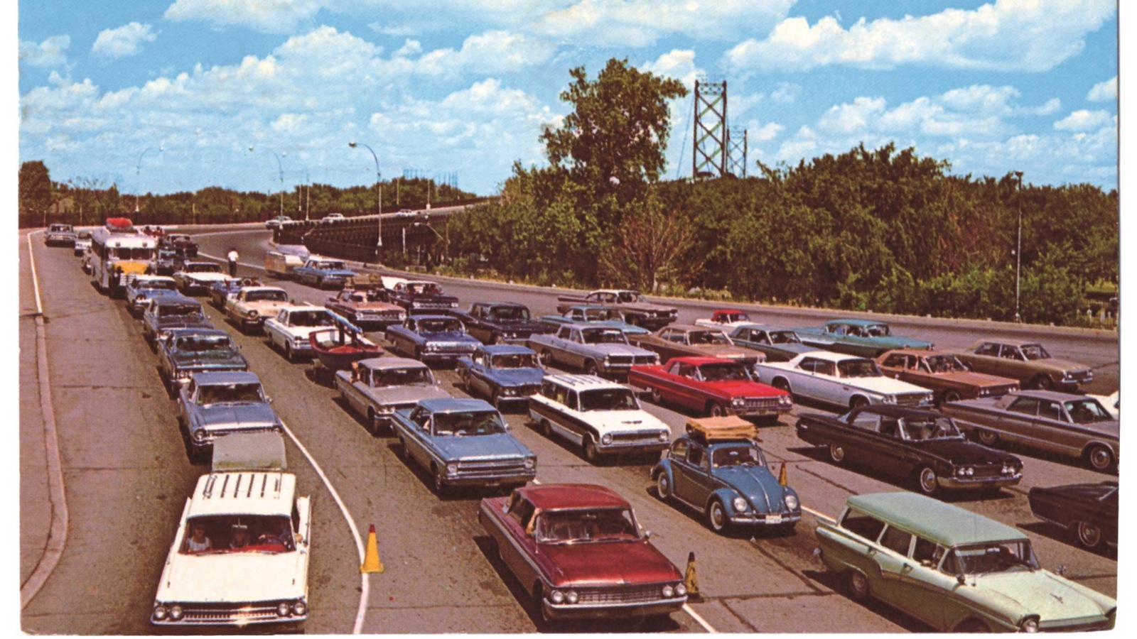 Photo d'époque, des voitures sont alignés à la sortie d'un pont. Photo d'époque, des voitures sont alignés à la sortie d'un pont.