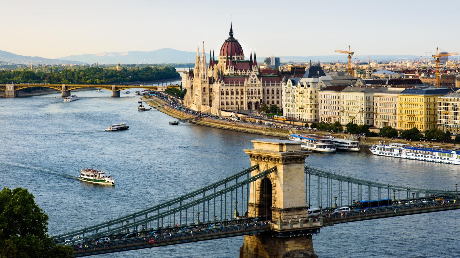 Le pont des Chaînes avec à l’arrière-plan la ville de Budapest, en Hongrie. Le pont des Chaînes avec à l’arrière-plan la ville de Budapest, en Hongrie.
