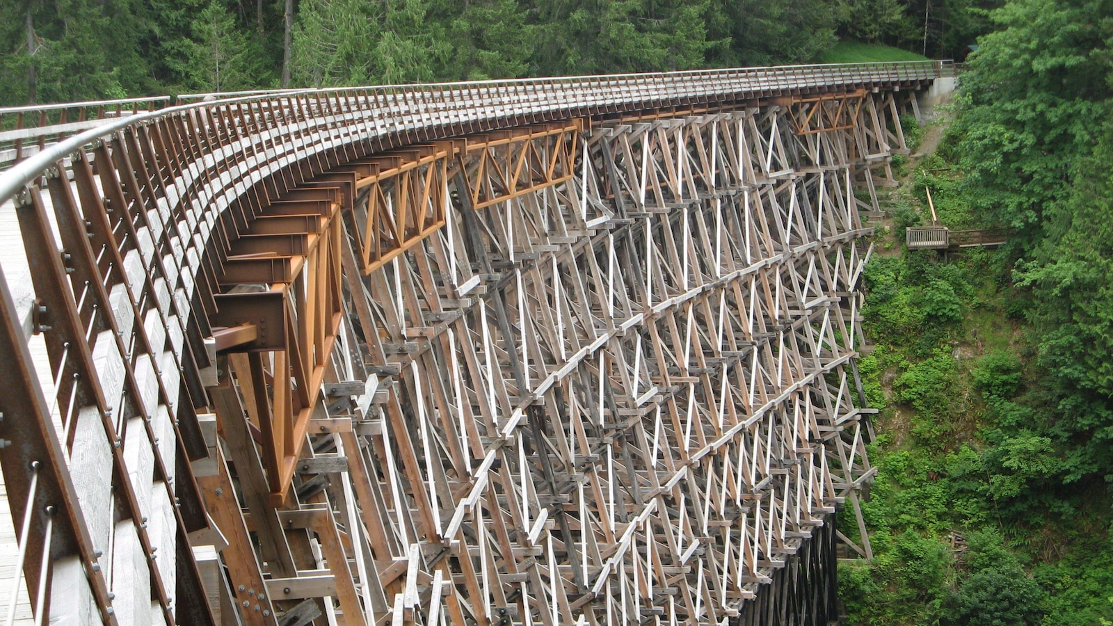 Le pont en bois qui traverse la rivière Koksilah Le pont en bois qui traverse la rivière Koksilah