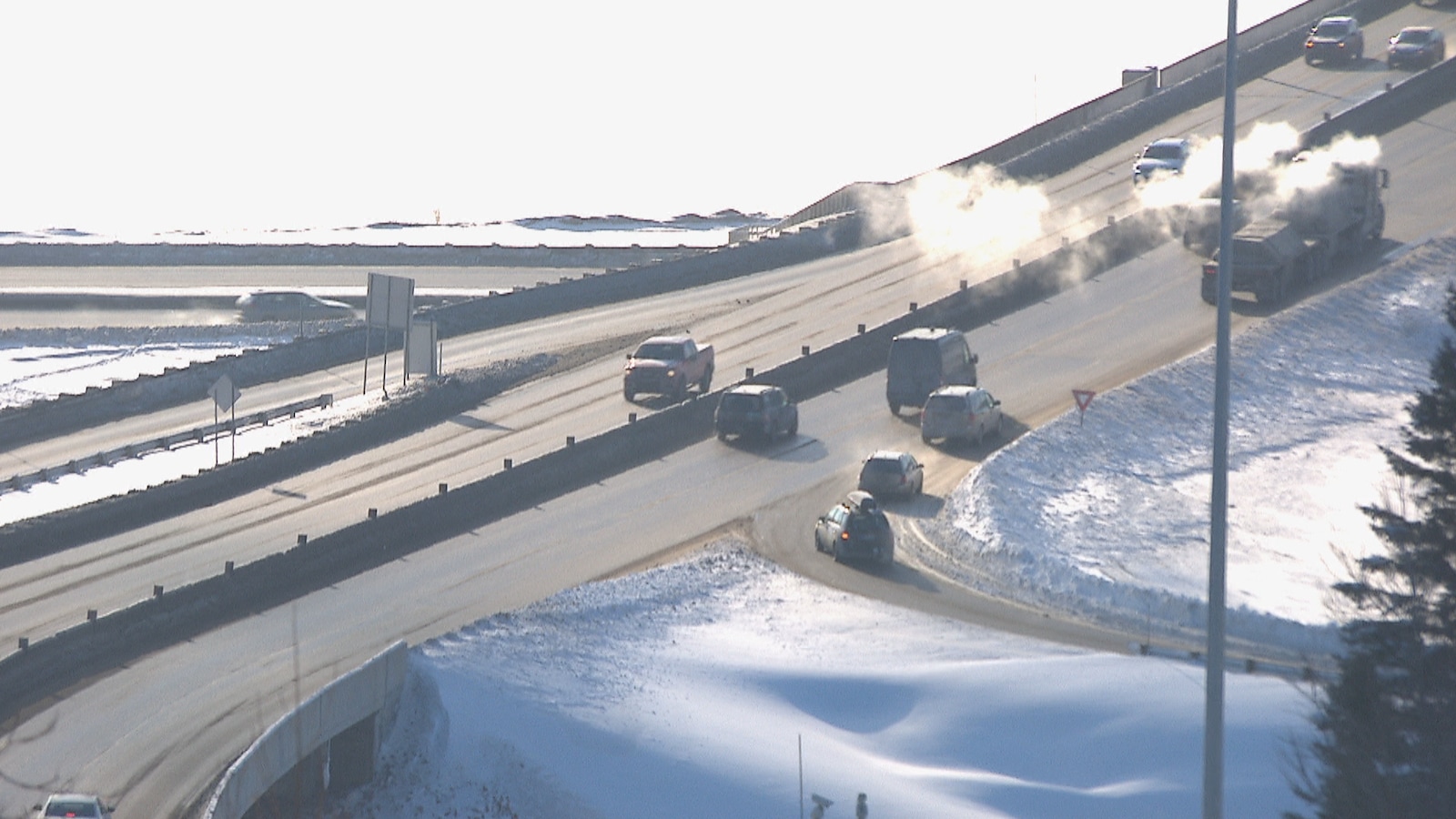 La bretelle qui donne accès au pont Dubuc via le boulevard Tadoussac La bretelle qui donne accès au pont Dubuc via le boulevard Tadoussac