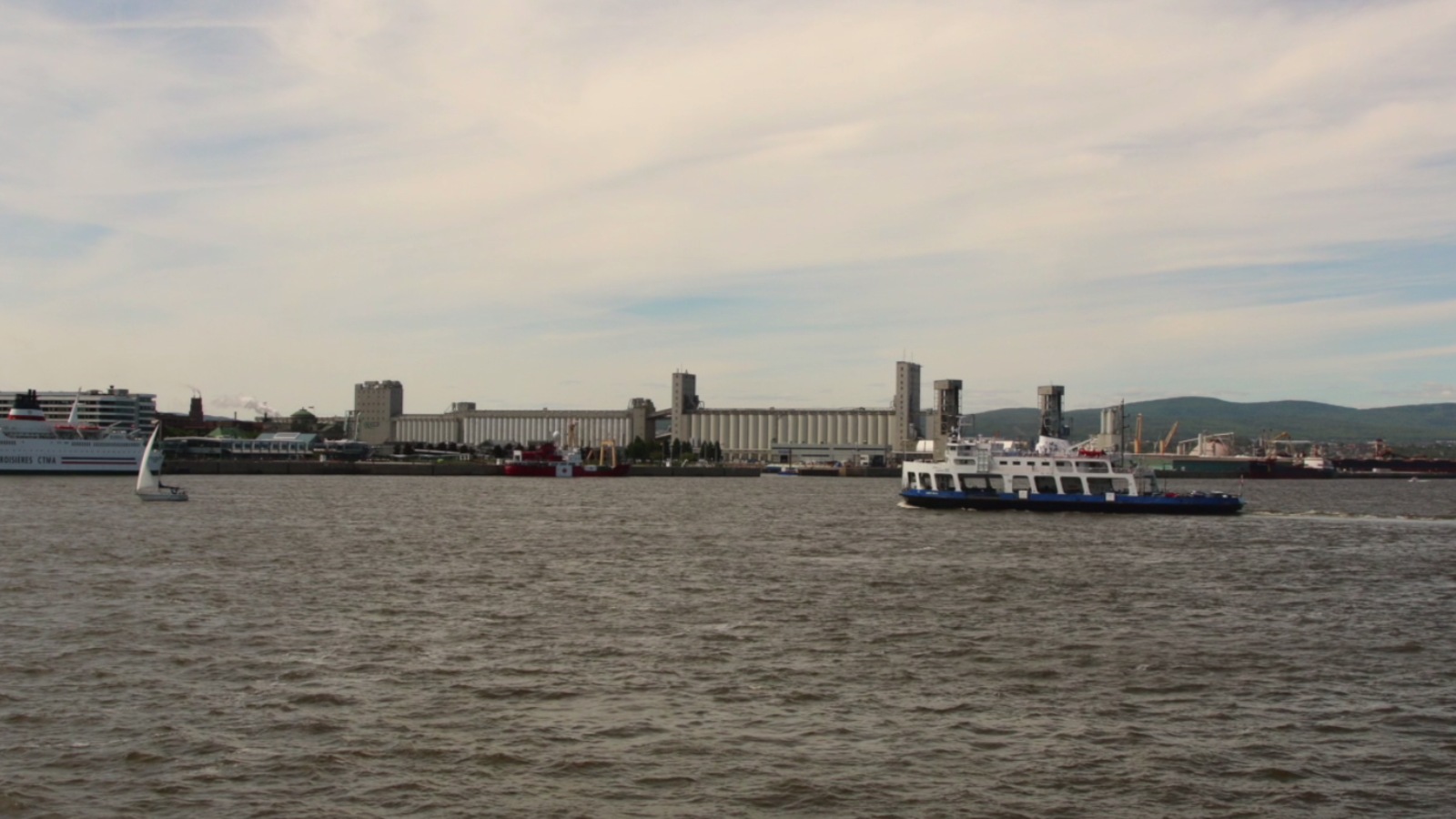 Bâteaux sur le fleuve et port de Québec Bâteaux sur le fleuve et port de Québec