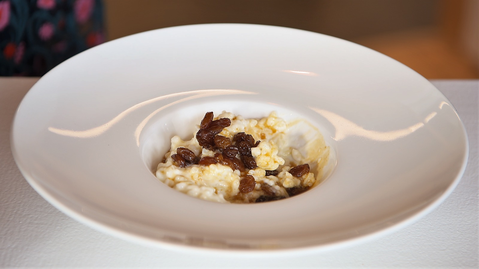 Du pouding au riz dans une grande assiette blanche Du pouding au riz dans une grande assiette blanche