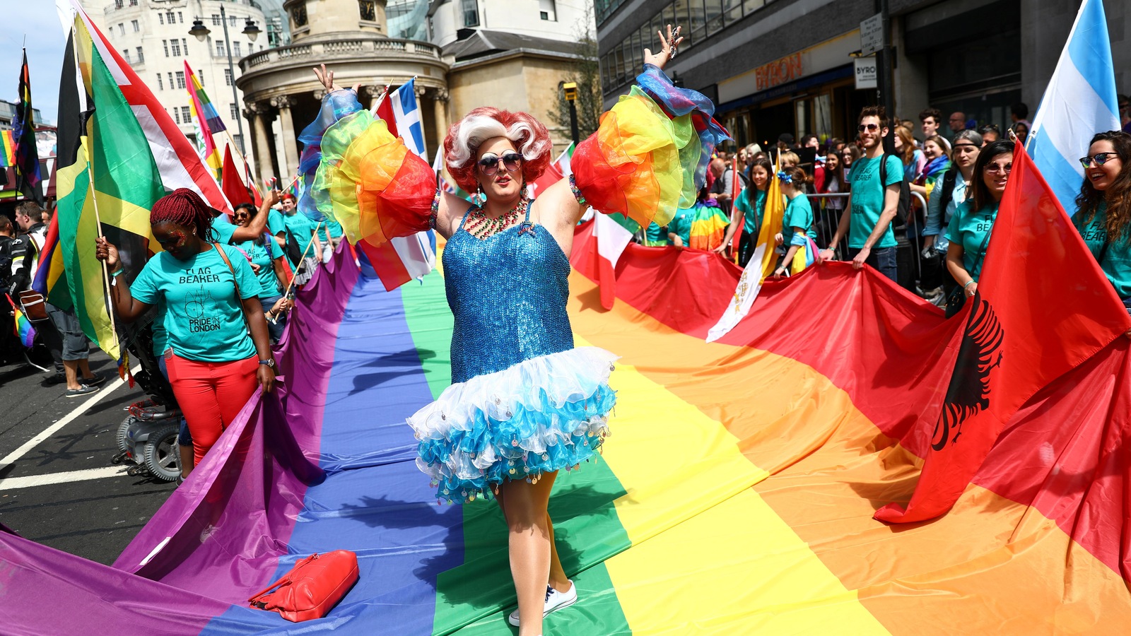 Une drag queen défile sur un drapeau arc-en-ciel. Une drag queen défile sur un drapeau arc-en-ciel.
