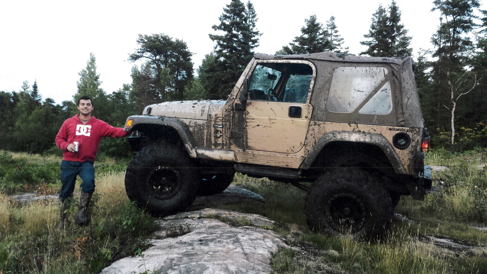 L'accusé, Jean-Philippe Blanchette, se tient à côté de sa Jeep avec une bière à la main L'accusé, Jean-Philippe Blanchette, se tient à côté de sa Jeep avec une bière à la main